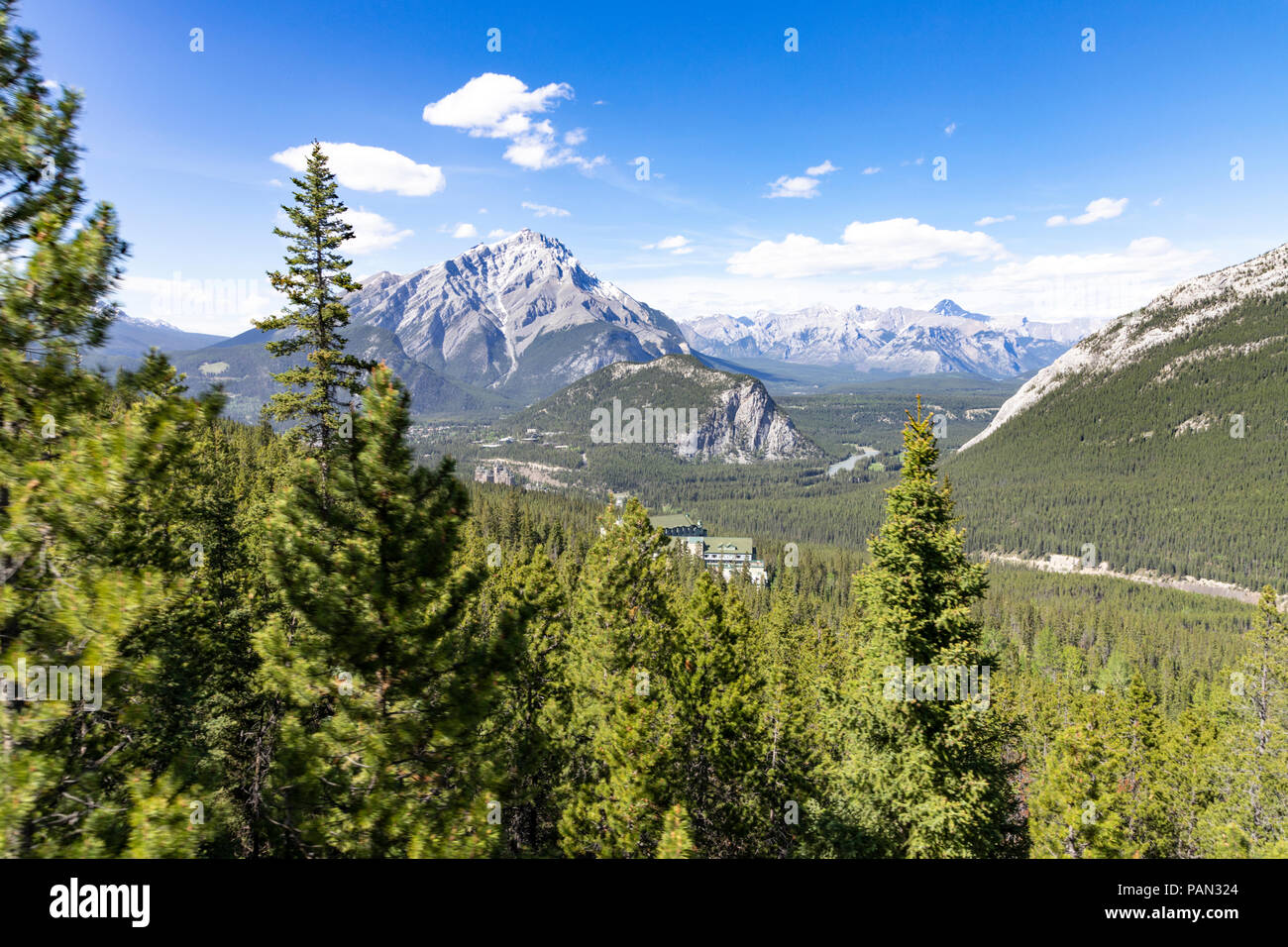 Die Rimrock Resort Hotel fotografiert von der Banff Gondola in den Rocky Mountains, Banff, Alberta, Kanada Stockfoto