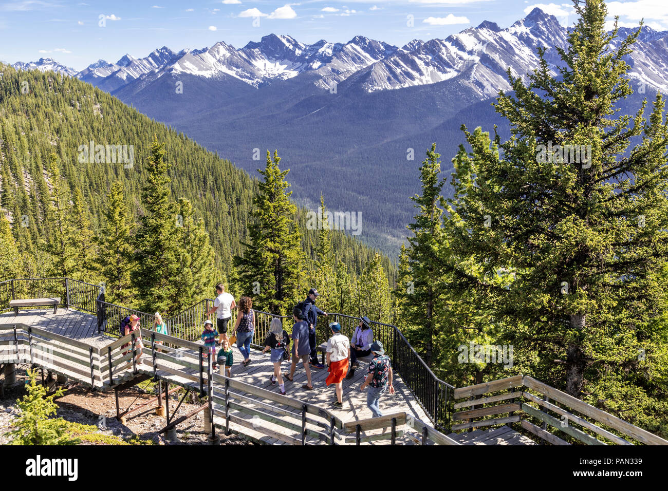 Touristen genießen die Aussicht vom Gipfel Boardwalk auf Schwefel Berg in den Rocky Mountains, Banff, Alberta, Kanada Stockfoto