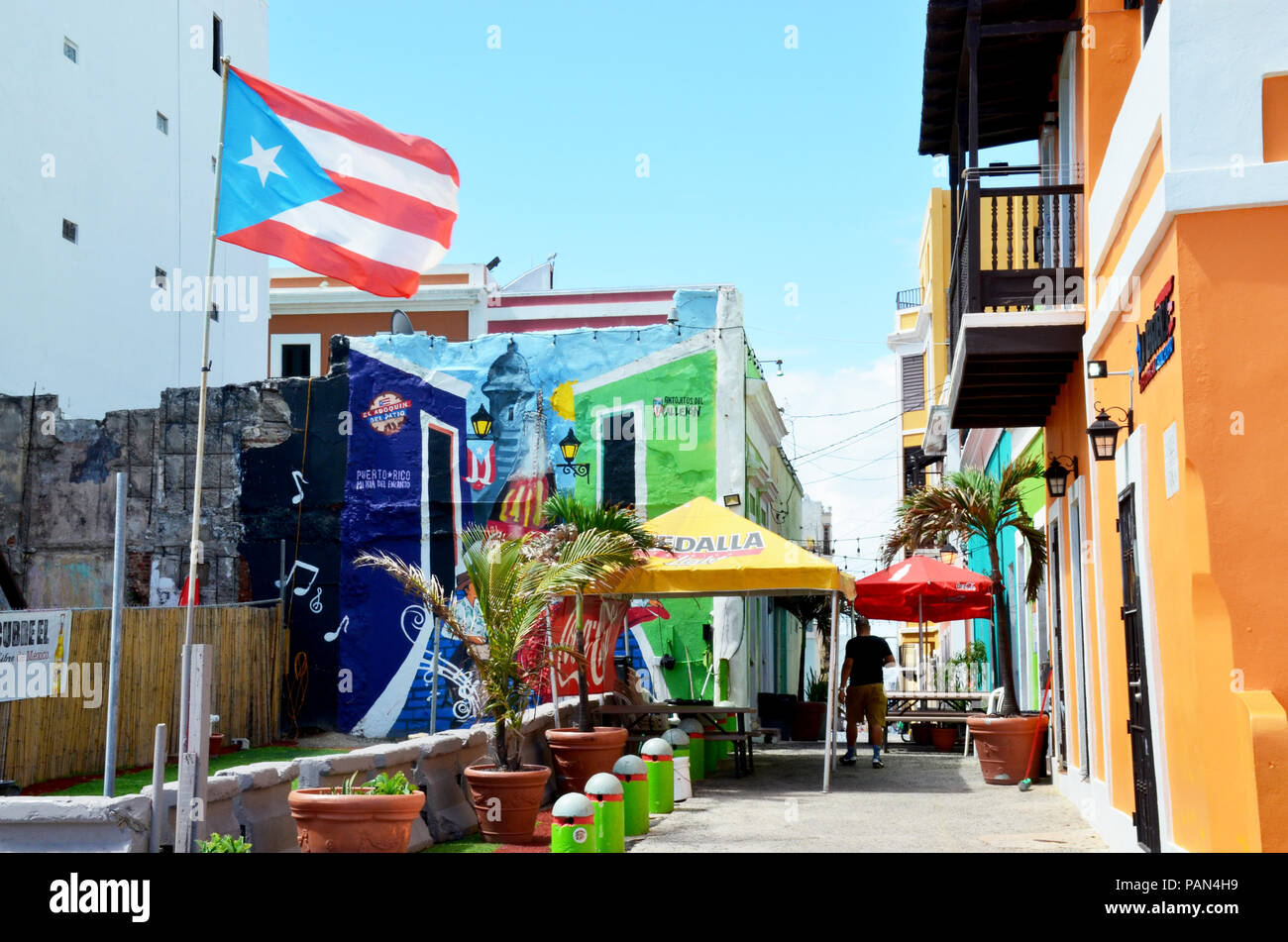 Restaurants und Cafés in der Calle Tanca Straße und der Calle Norzagara in der Altstadt von San Juan, Puerto Rico. Stockfoto