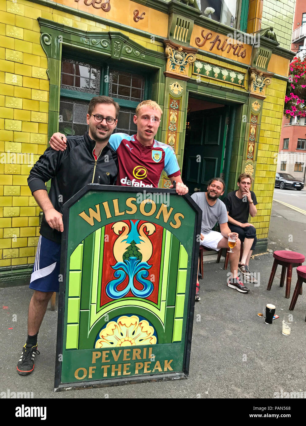 Neue Künstler pub Schild, Peveril des Peak Pub, Great Bridgewater Street, Manchester, North West England, Großbritannien Stockfoto