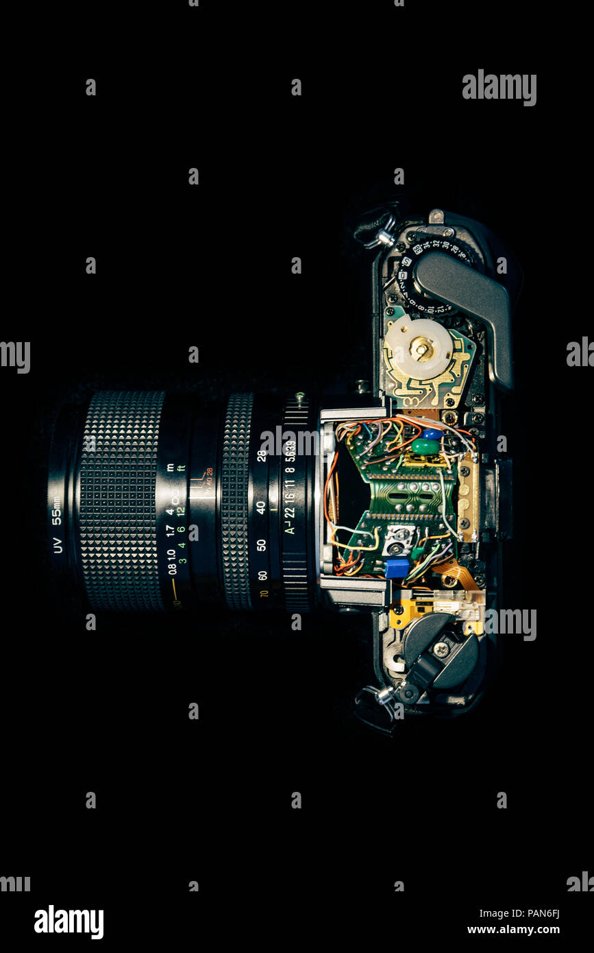 Zerlegt vintage SLR Kamera mit Elektronik für Reparatur Stockfoto