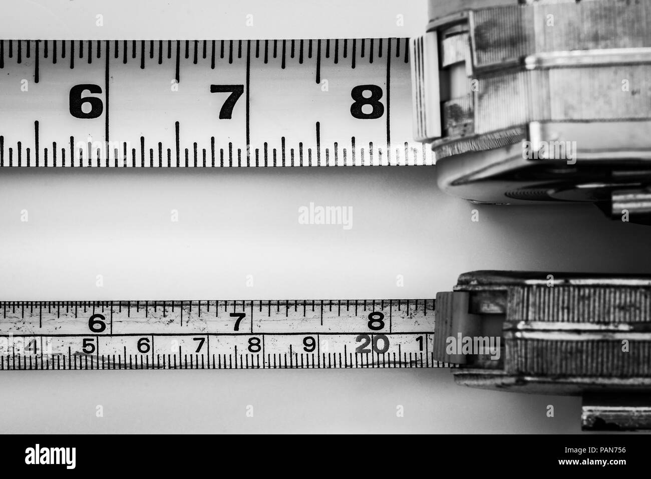 Zoll messen. Groß und Klein Maßband tools. Vergleich. Stockfoto