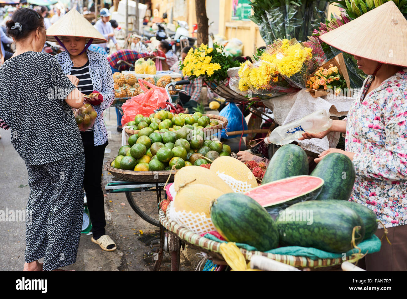 Straße in Hanoi, Vietnam, Verkauf von Obst, Gemüse und Nüsse. Stockfoto