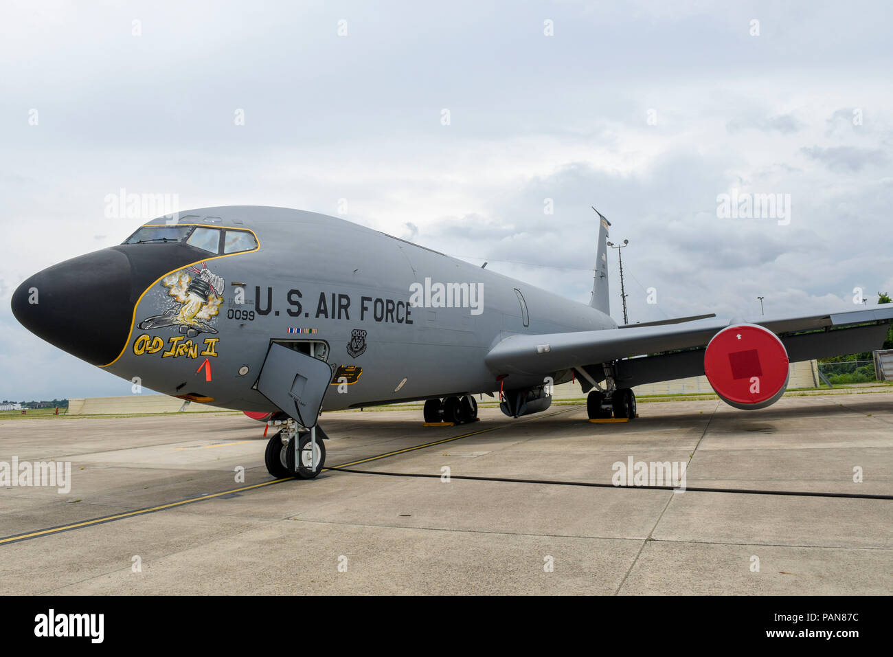 Altes Eisen II ist stolz auf dem linken Vorderteil der KC-135 Stratotanker" "Schwanz Nr.80099 der 171St Air Refuelling Flügel zugeordnet angezeigt. Wartung für Luft- und Raumfahrt spezialisierte Master Sgt. Bryan Cruzi ist der Leitung Mannschaft Leiter für die Flugzeuge und ist der Designer der Malerei. Master Sgt. Curzi betrachtet dieses Kunstwerk eine Umwidmung der ursprünglichen alten Eisen. Das Design ist ähnlich wie in der Konzeption mit einigen persönlichen Widmungen innerhalb der Malerei versteckt. Der Curzi Vater zog sich aus der Stahlindustrie nach 47 Jahren und seine Initialen auf der Pfanne halten der geschmolzenen Stahl gefunden werden kann. Es ist ein hu Stockfoto