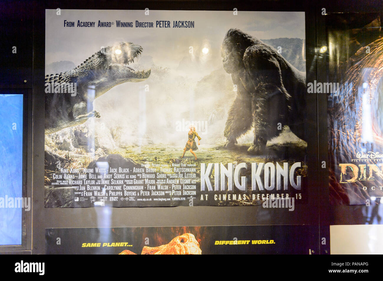 LONDON, ENGLAND - May 23, 2016: King Kong Poster am Natural History Museum (1881), Exhibition Road, South Kensington Stockfoto