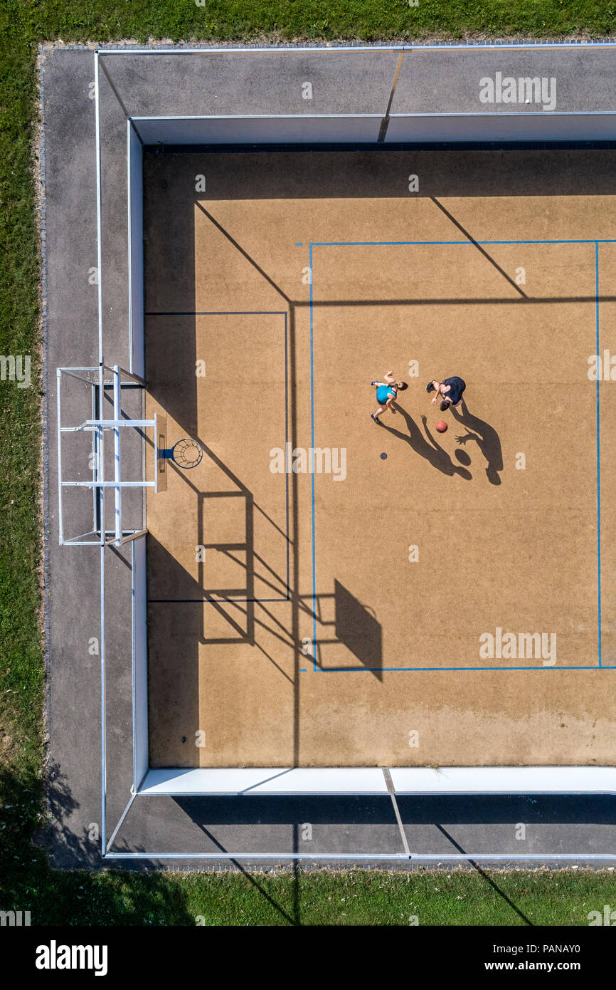 Junger Mann und Frau spielen Basketball, Luftaufnahme Stockfoto