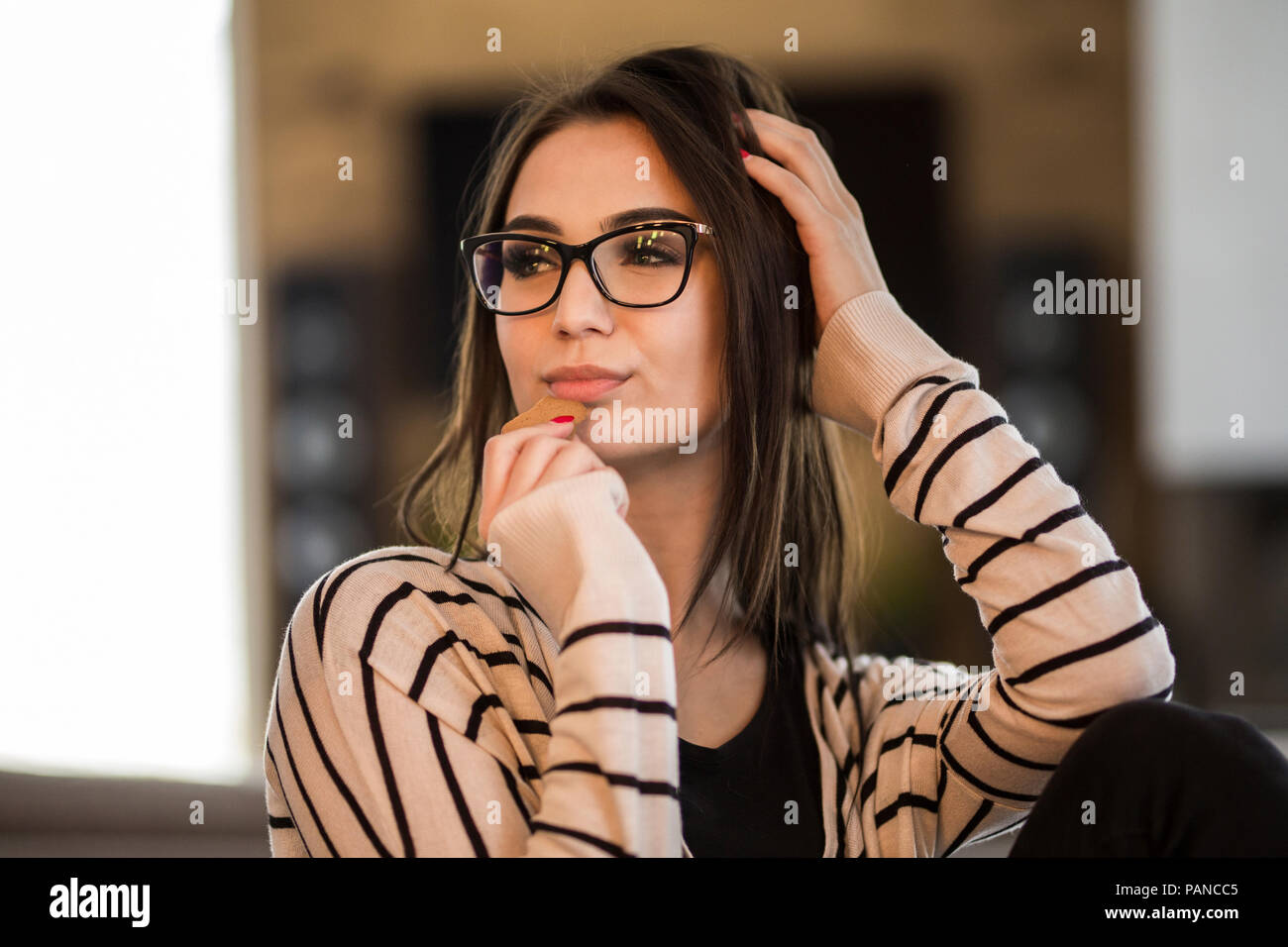 Porträt modische junge frau lange braune haare mit brille -Fotos und  -Bildmaterial in hoher Auflösung – Alamy