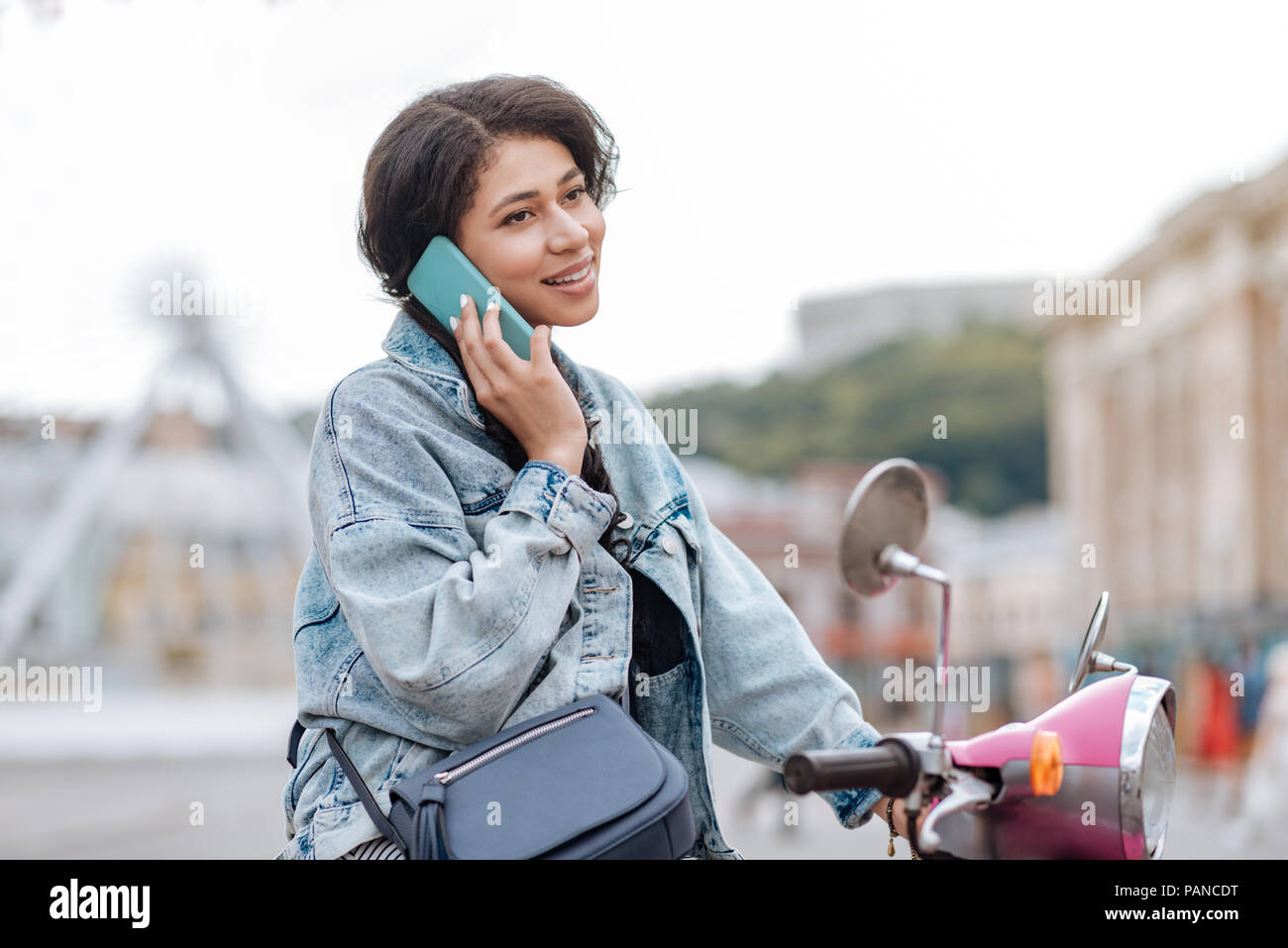 Reflektierende glückliche Frau Entgegennehmen eines Anrufs Stockfoto Reflektierende glückliche Frau Entgegennehmen eines Anrufs Stockfoto