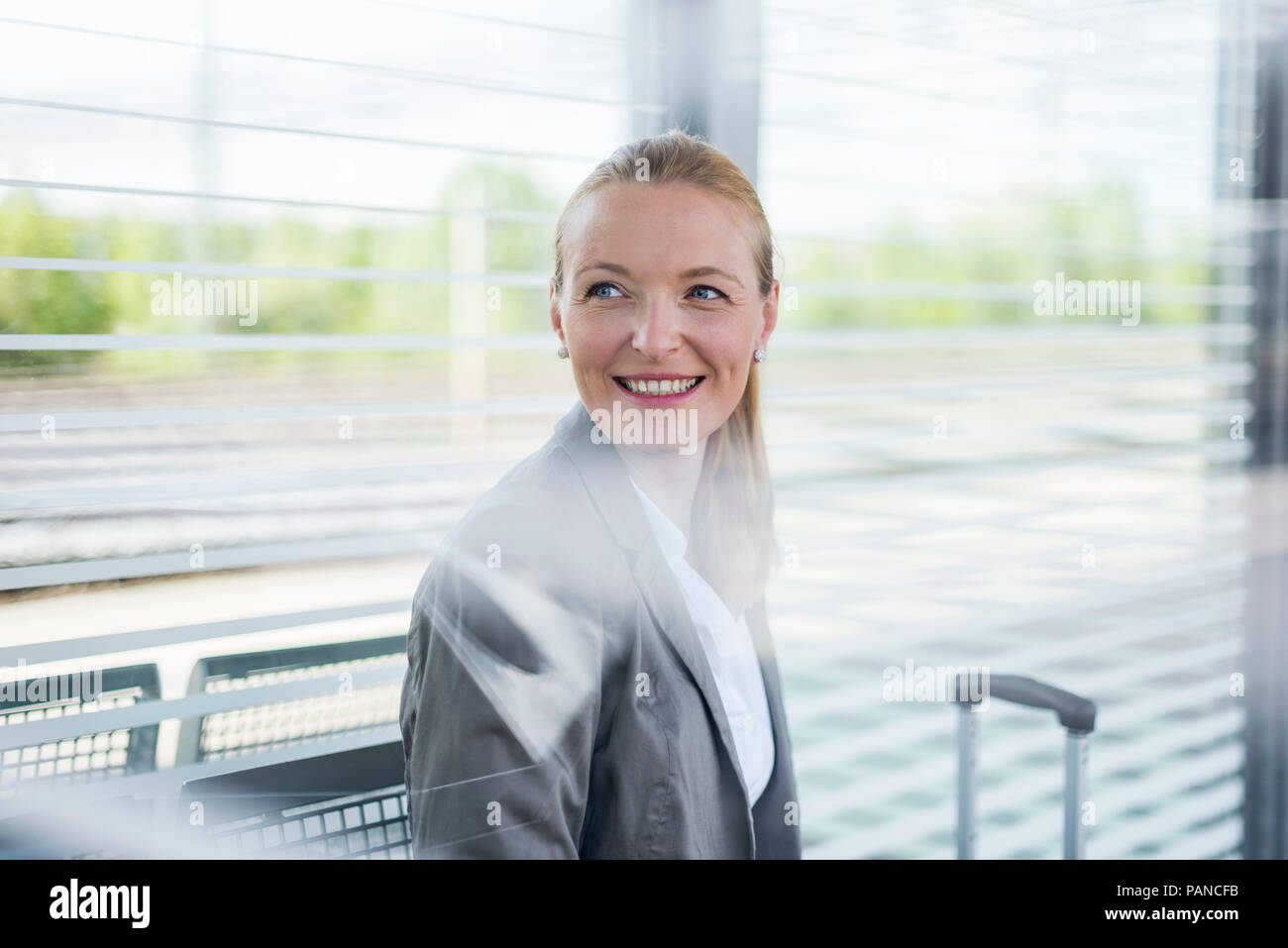 Portrait von lächelnden reife Geschäftsfrau warten an Plattform Stockfoto