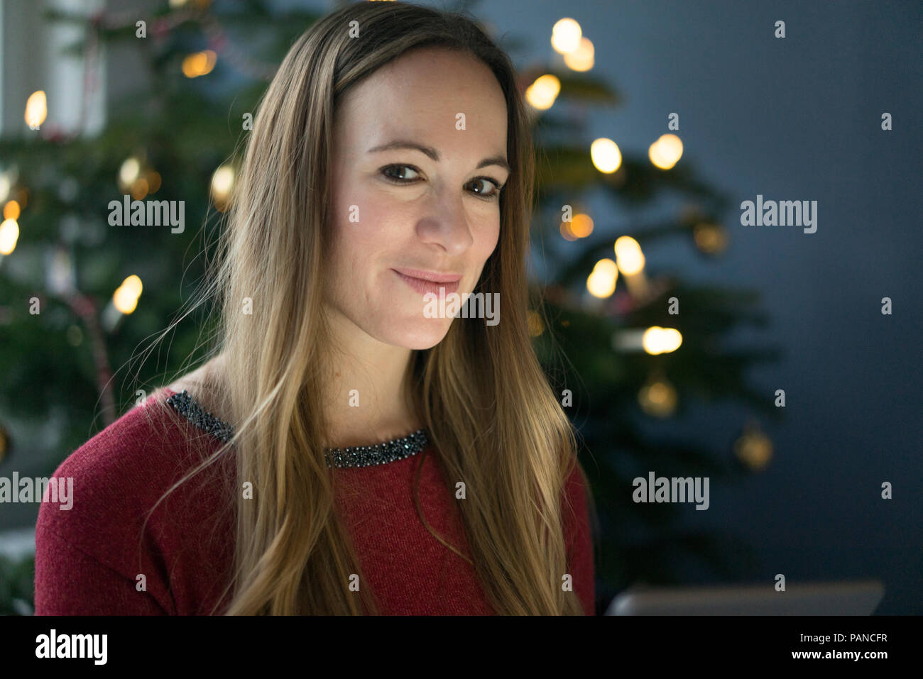 Porträt der lächelnde Frau an Weihnachten Stockfoto