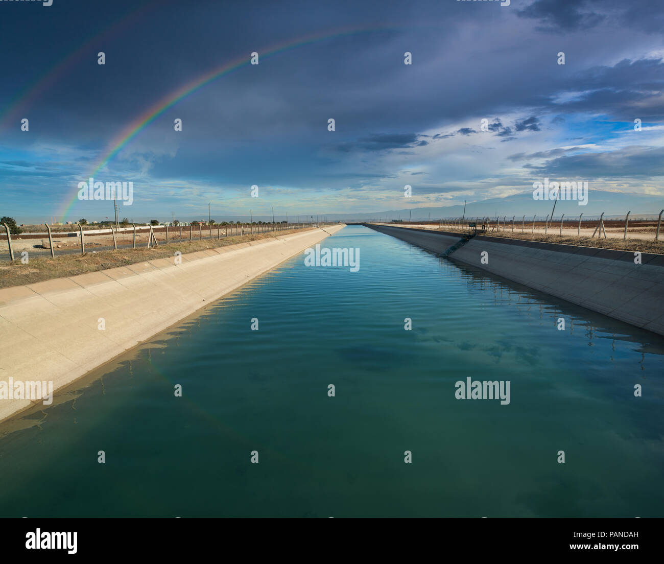 Die landwirtschaftliche Bewässerung Kanal und Rainbow Stockfoto