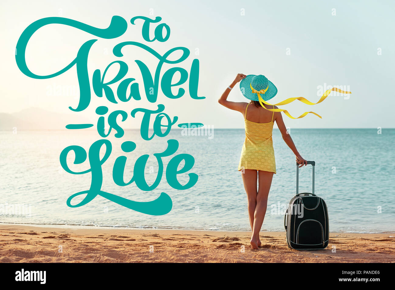 Kalligraphie text Reisen heißt leben, schöne junge Frau mit Hut stehend mit Koffer auf das wunderbare Meer Hintergrund, Konzept von Zeit zu reisen, mit Platz für Ihren Text Stockfoto