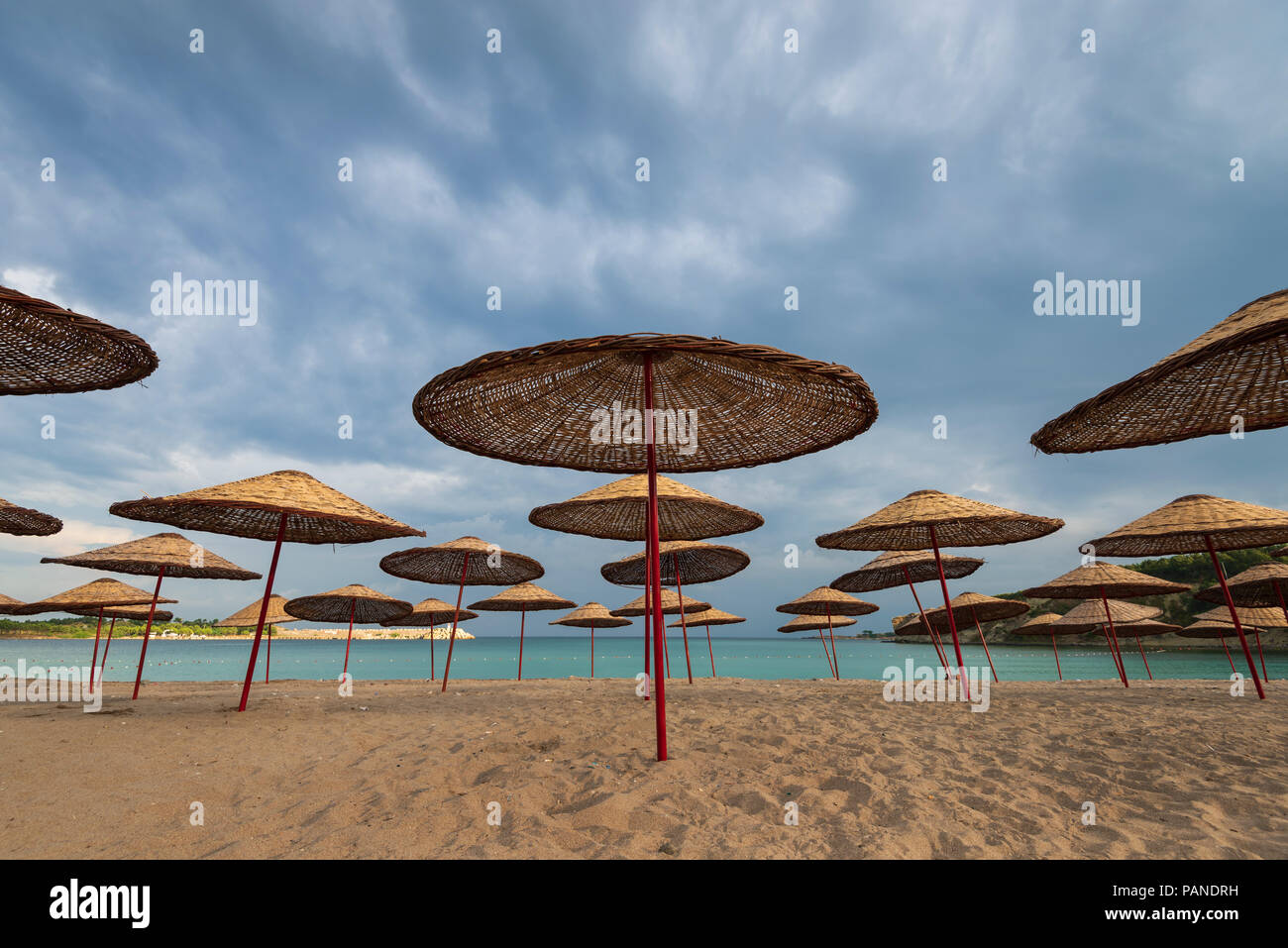 Sonnenschirme und dunkle Wolken Stockfoto