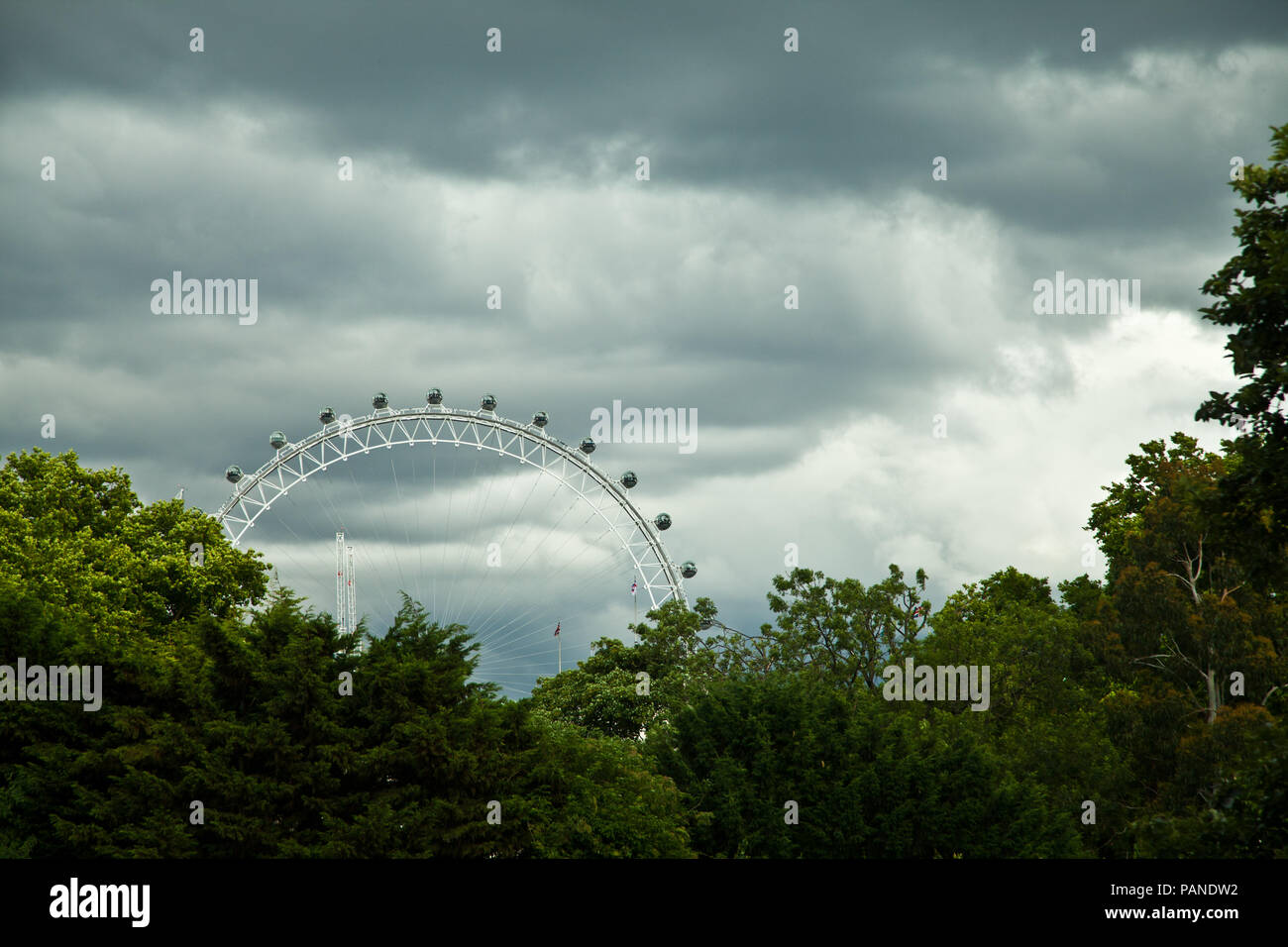 Das London Eye mit einem Moody sky Stockfoto