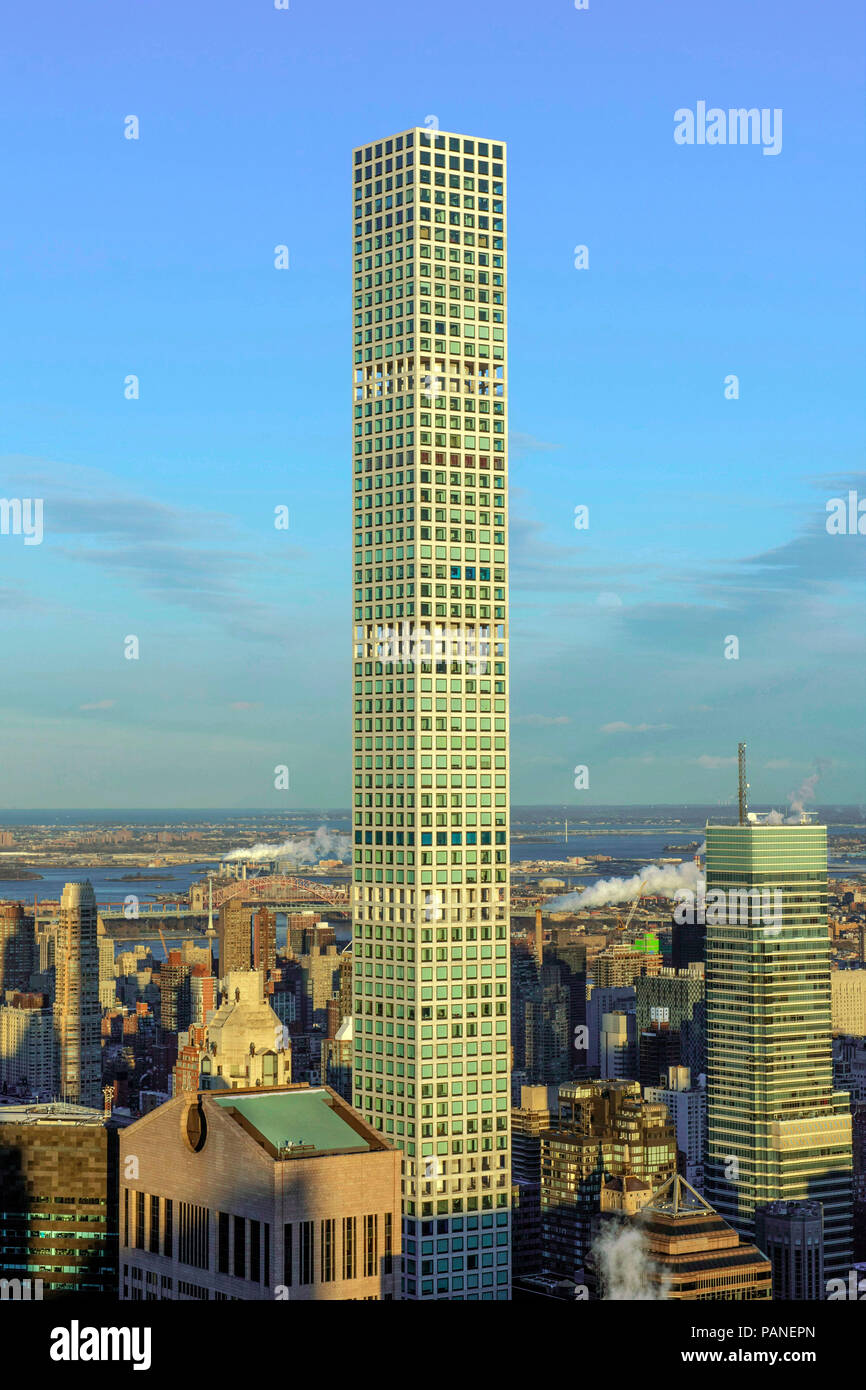Die 432 Park Avenue ist ein Wolkenkratzer in New York City mit Blick auf den Central Park und ist das höchste Wohngebäude in den Vereinigten Sta Stockfoto