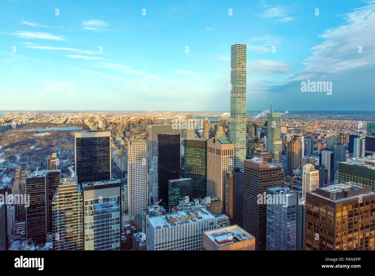 Die 432 Park Avenue ist ein Wolkenkratzer in New York City mit Blick auf den Central Park und ist das höchste Wohngebäude in den Vereinigten Sta Stockfoto