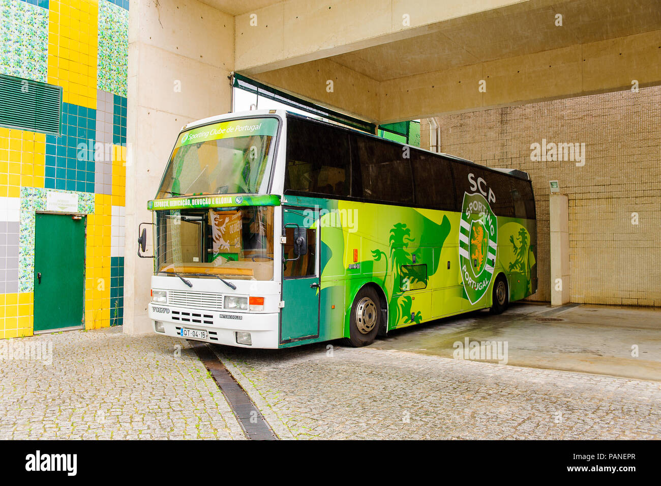 Lissabon, Portugal - 17.Oktober 2016: Team Bus in der Nähe des Estadio José Alvalade, das Heimstadion der Sporting Clube de Portugal Stockfoto