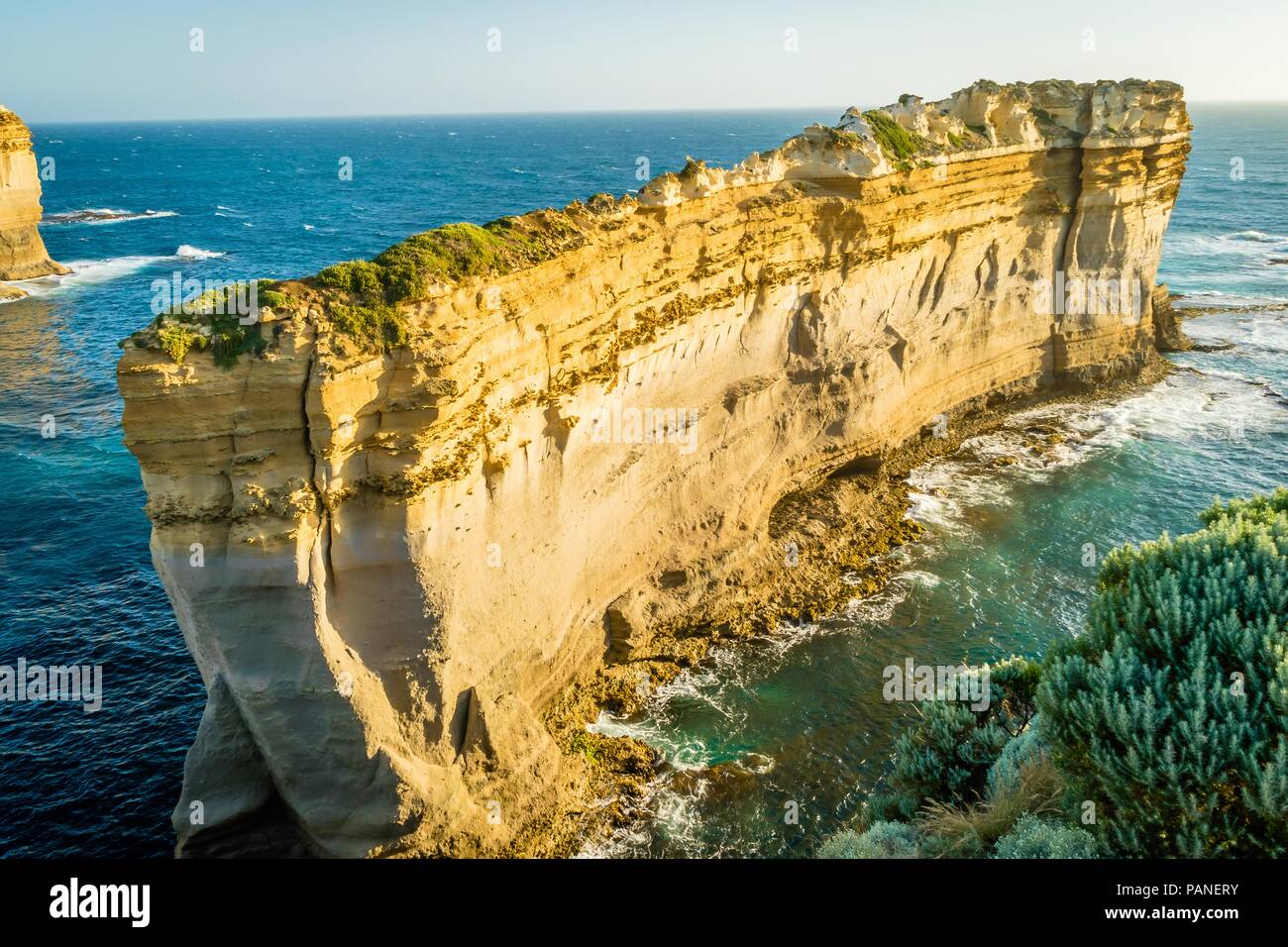 Razorback cliff Gesamtansicht bei Tageslicht im Sommer an der zwölf Apostel. Stockfoto