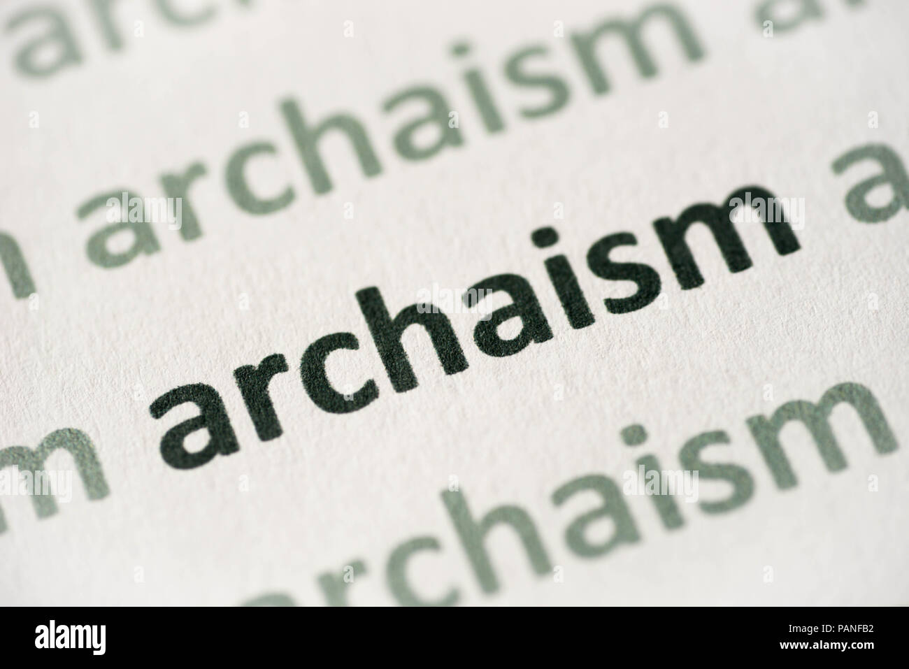 Wort Archaismus auf weißem Papier Makro gedruckt Stockfoto