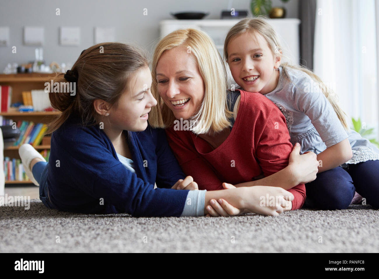 Glückliche Mutter und Töchter Spaß zu Hause in Stockfoto