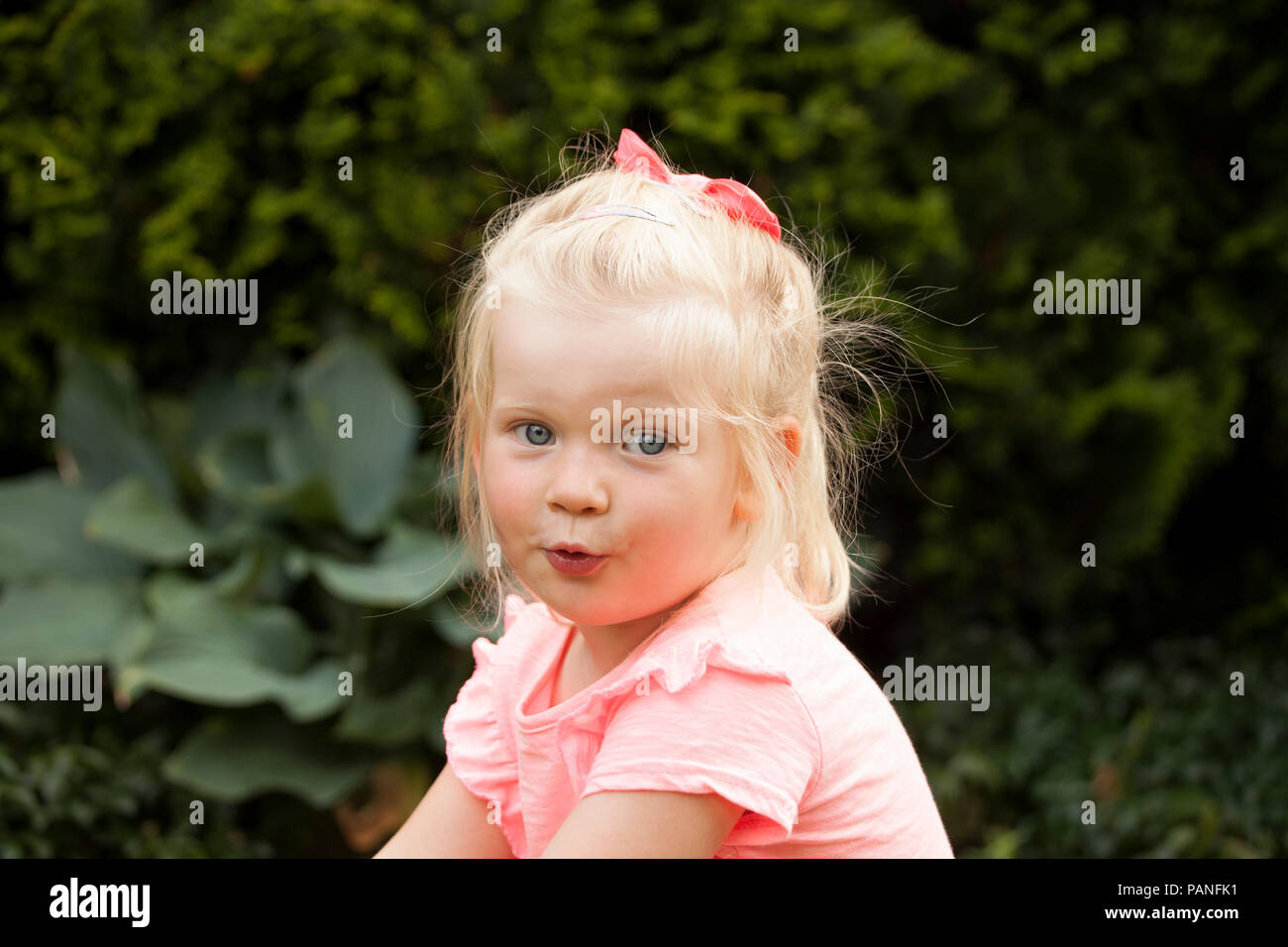 3 Jahre altes Mädchen im Garten Stockfoto
