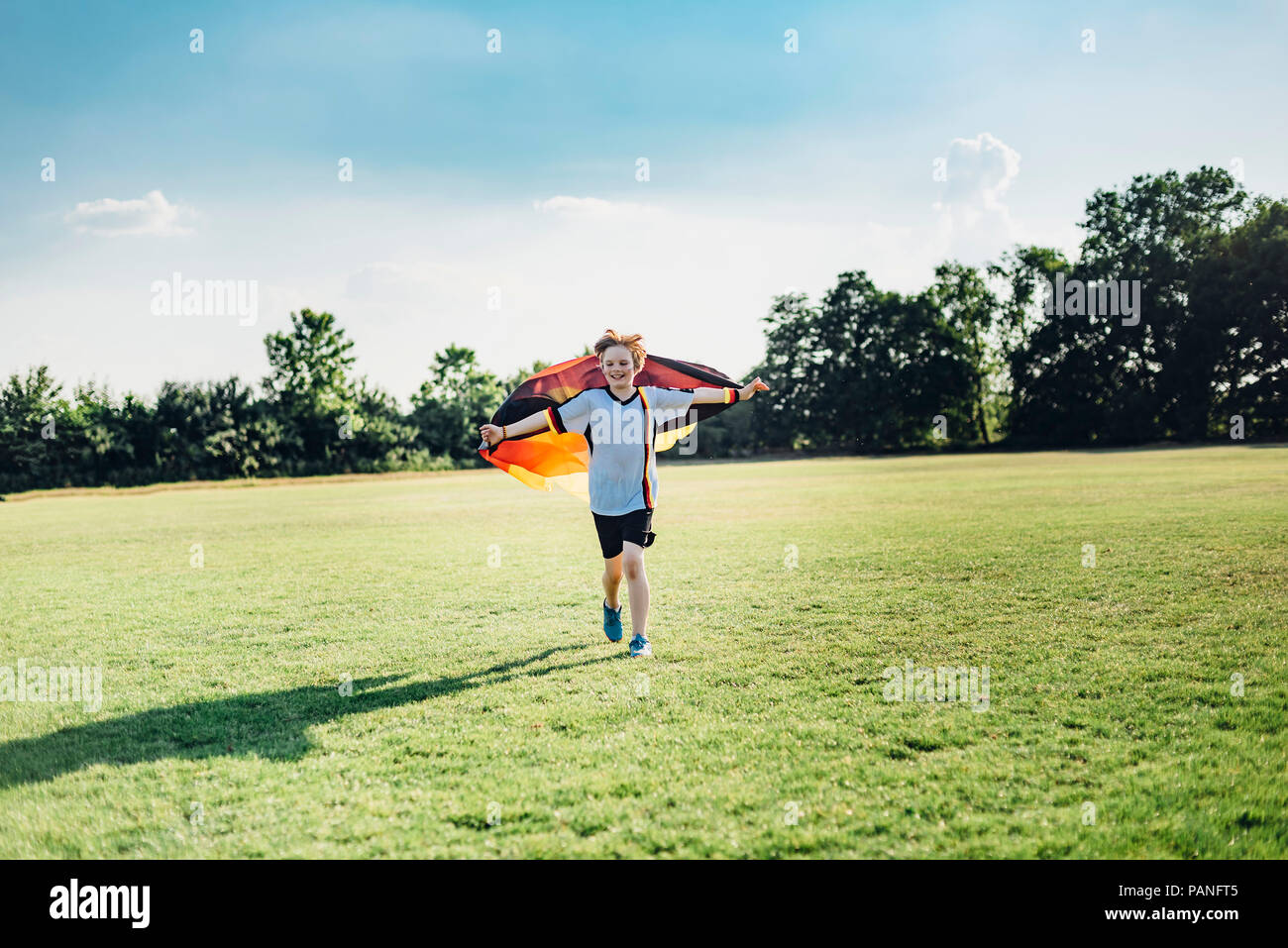 Junge, Fit für die Fußball-Weltmeisterschaft, schwenkten deutsche Flagge Stockfoto