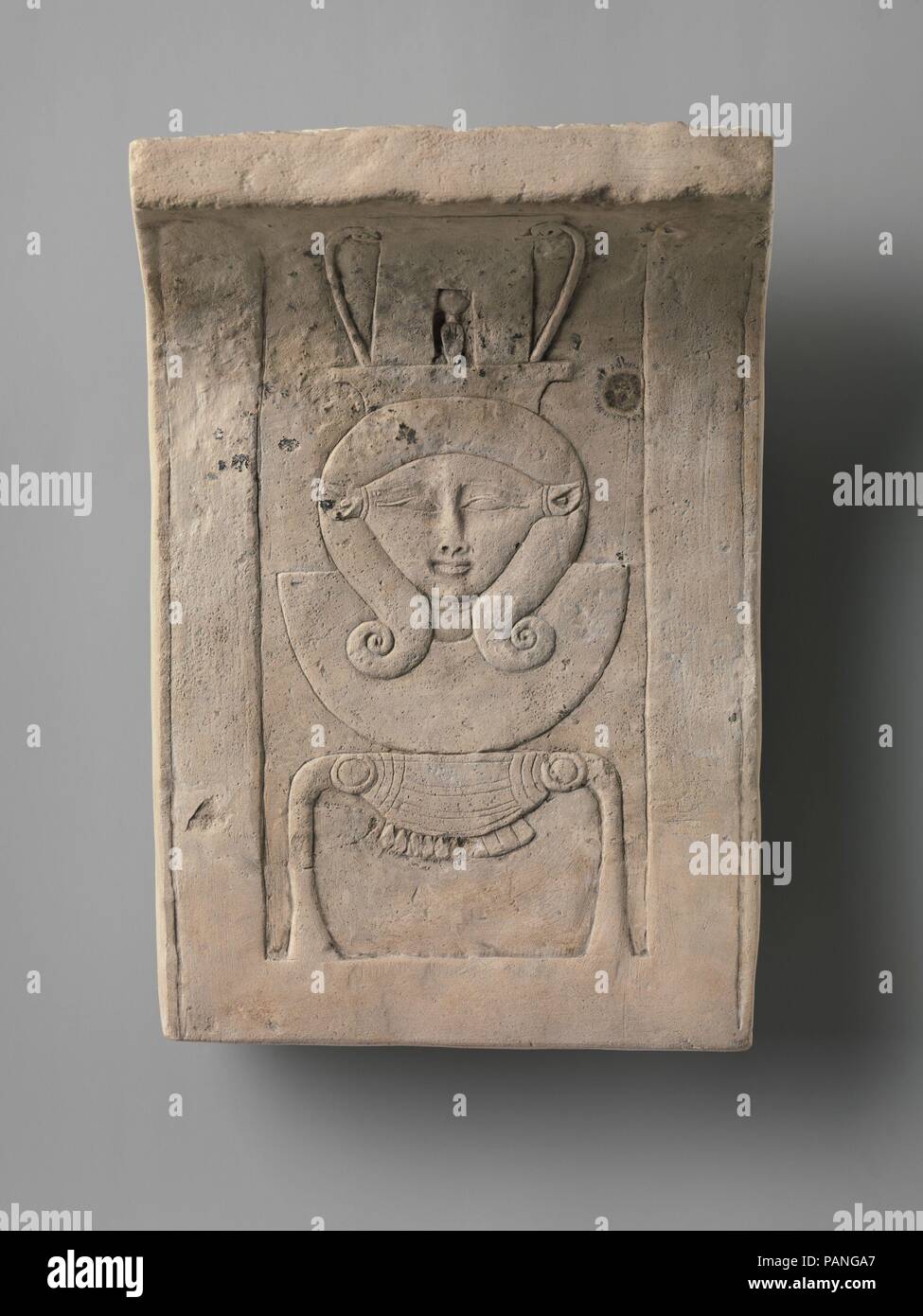 Reliefplatte der Hathor Emblem, gebogen wie aus einem Tempel Frieze. Abmessungen: H 24 cm (9 7/16 in.); W. 16,6 cm (6 9/16 in.); D. 9,5 cm (3 3/4 in.); Th. 2,8 cm (1 1/8 in.). Datum: 400-30 v. Chr.. Kleine Spätzeit und ptolemäische Reliefs und Skulpturen, die ein Subjekt in einer teilweisen oder unfertige Weise darstellen, sind jedoch selbst fertigen Objekte stellen eine besondere Klasse von Objekt. Leitlinien wie jene für Künstler sind oft prominent als Teil des Objekts ausgestellt, obwohl in vielen Fällen festgestellt werden kann, wo sich das Objekt einfach nicht als geeignetes Modell für eine traditionelle formale Egyp dienen Stockfoto