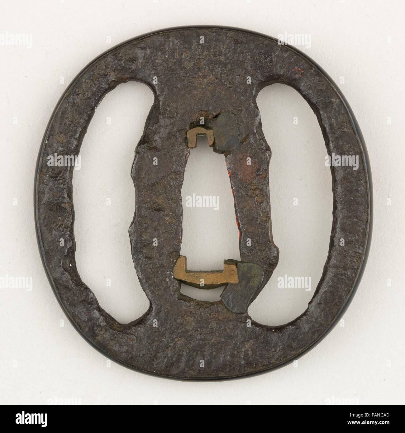 Schwert Guard (Tsuba). Kultur: Japanisch. Abmessungen: H.2 7/16 in. (6,2 cm); W. 2 1/4 in. (5,7 cm). Datum: 17. Museum: Metropolitan Museum of Art, New York, USA. Stockfoto