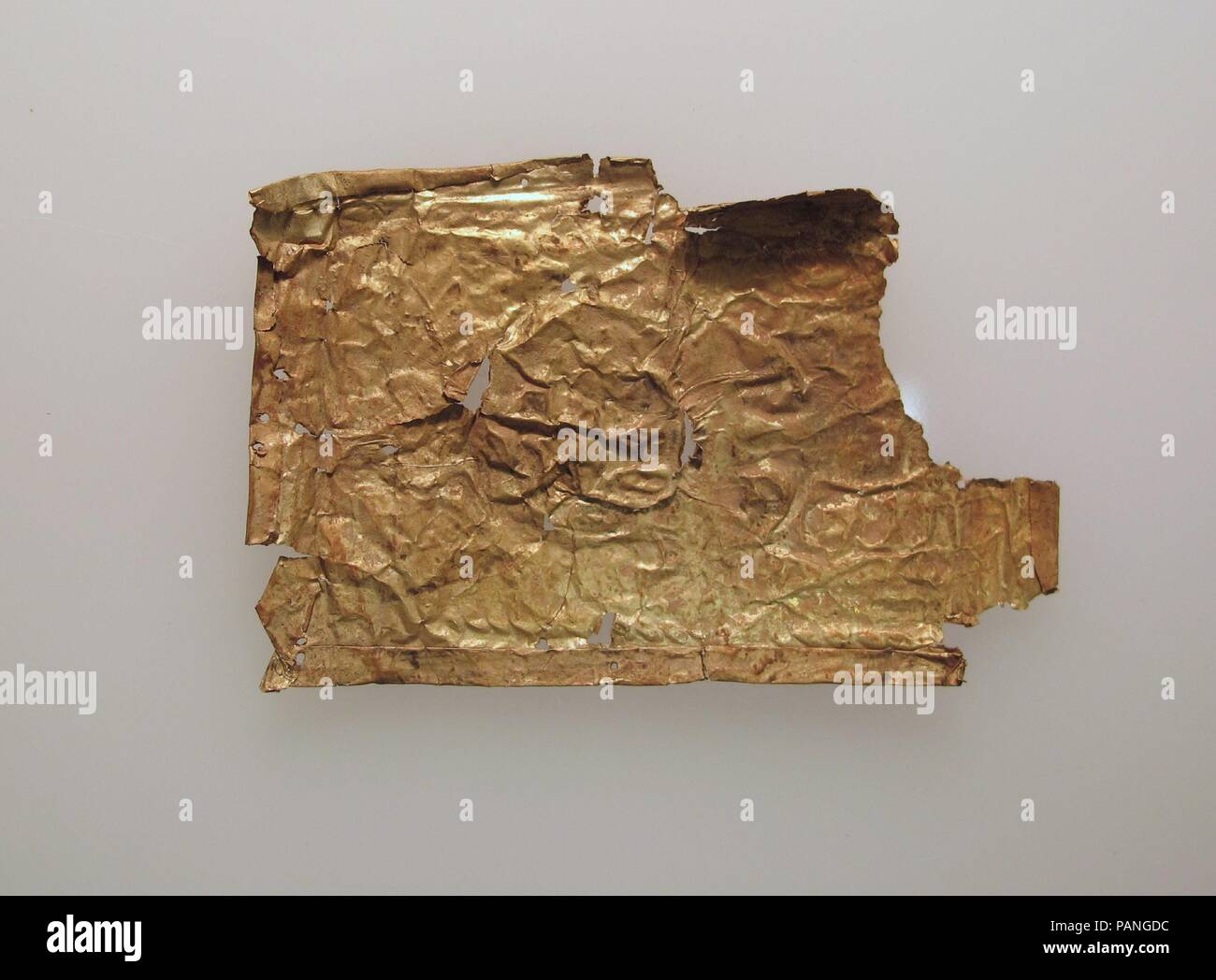 Plakette, dünnes Blattgold. Kultur: Zypriotische. Abmessungen: Andere: 1 3/4 x 2 5/8 x 1/16 in. (4,4 x 6,7 x 0,2 cm). Museum: Metropolitan Museum of Art, New York, USA. Stockfoto