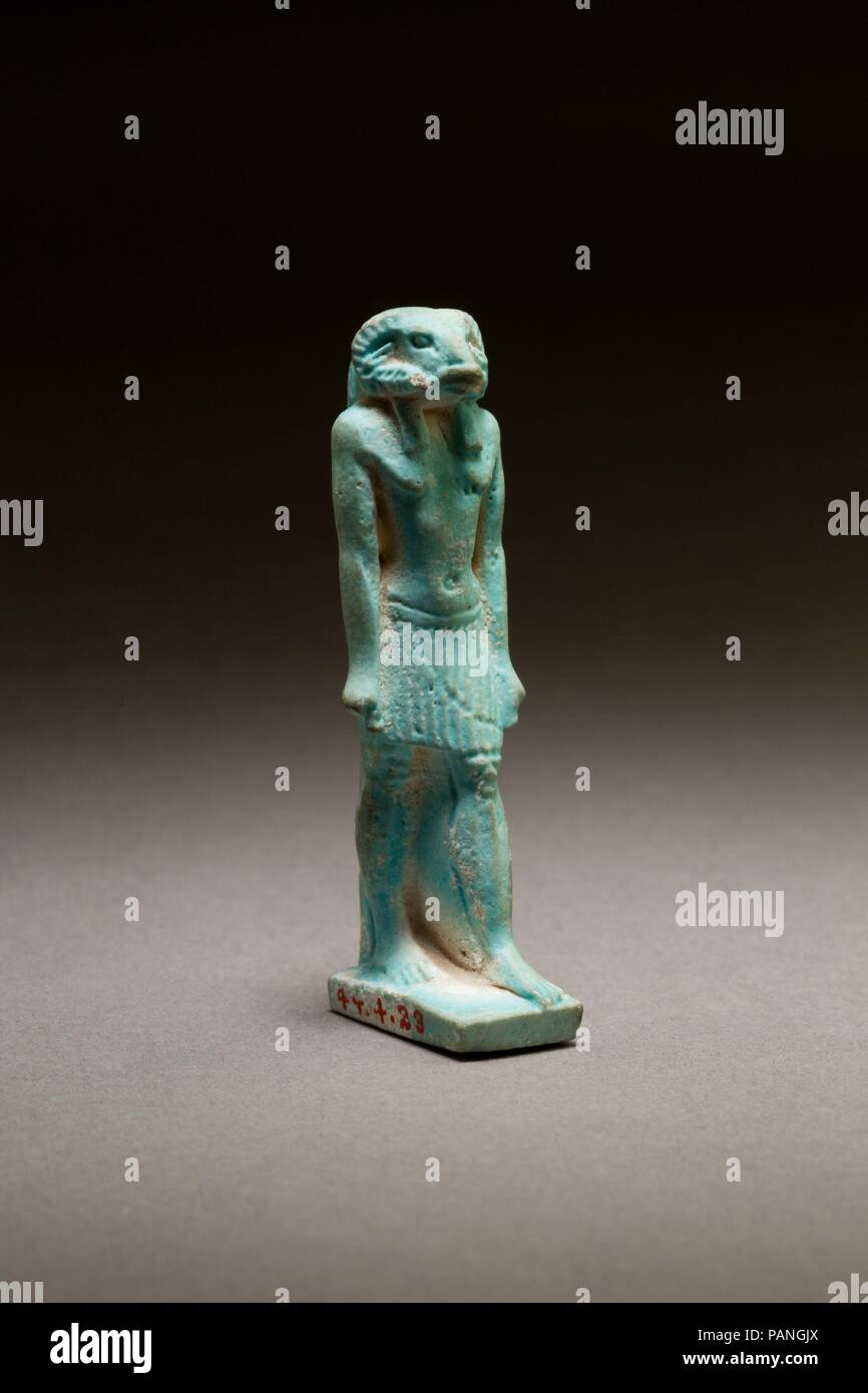 Khnum (?) Amulett. Abmessungen: H. W. 4,7 × 6,6 × D. 2.4 cm (2 5/8 x 1 7/8 x 15/16 in.). Datum: 664-30 v. Chr.. Die amulette 44.4.23-44.4.28 haben eine einheitliche Größe und Detaillierung, was eine stilistische Beziehung. Möglicherweise wurden Sie in Workshops. Museum: Metropolitan Museum of Art, New York, USA. Stockfoto