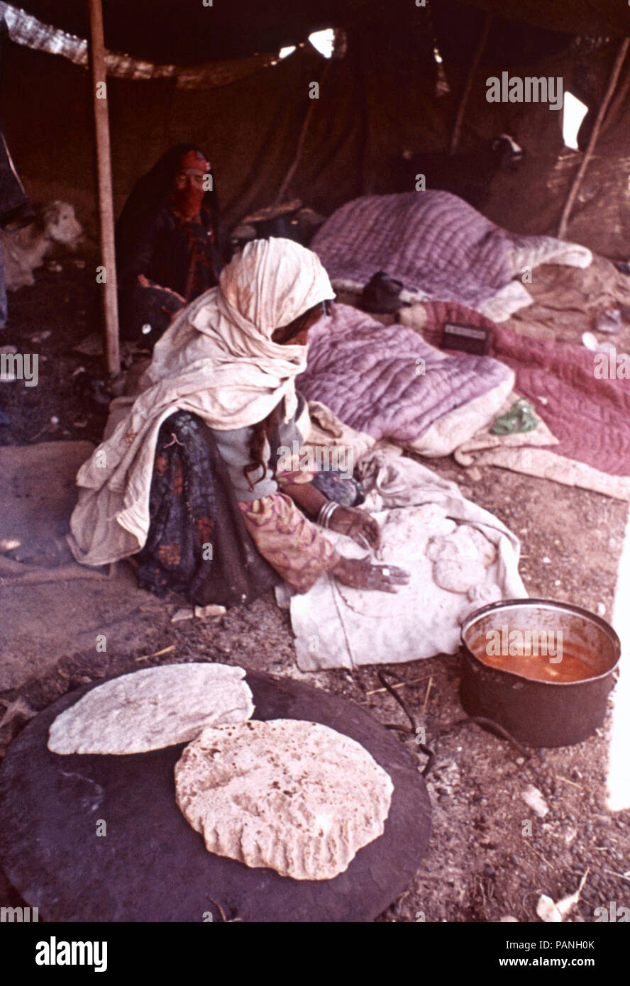 Beduinen Frau, Brot, Negev, Israel Stockfoto