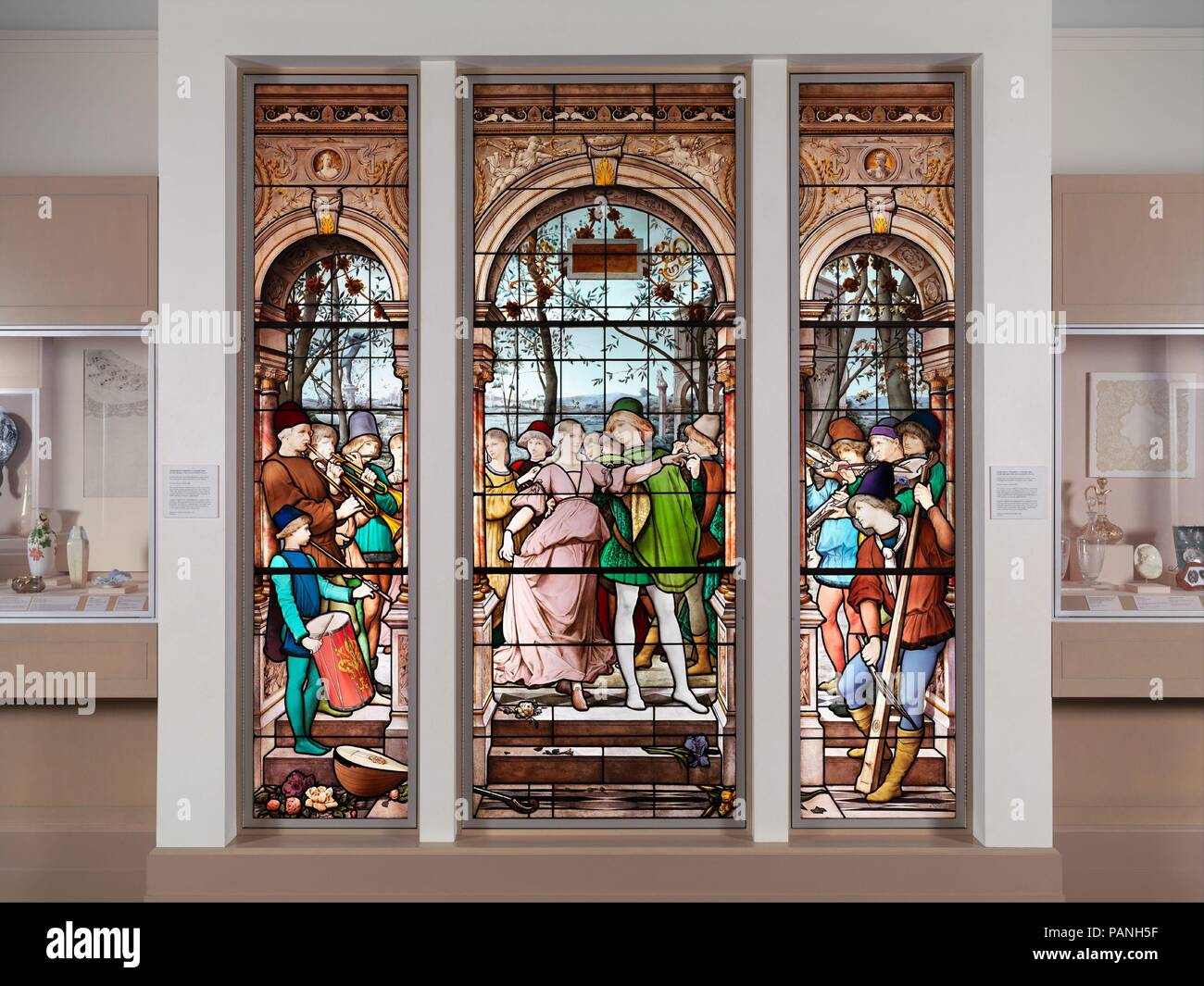 La Danse de Fiançailles. Kultur: Französisch, Paris. Designer: luc-olivier Merson (Französisch, Paris 1846-1920 Paris). Abmessungen: 96 x 120 in. (243,8 x 304,8 cm). Schöpfer: Eugêne Oudinot (Französisch, 1827-1889). Datum: 1885. Taufpatin war die Witwe von Isaac Bell, ein prominenter New Yorker in der zweiten Hälfte des neunzehnten Jahrhunderts. Im Jahre 1906, die Platten wurden von einem Erker in ihrer Wohnung in der knickerbocker Building, an der Fifth Avenue an der 28. Straße entfernt. Eugène Oudinot war die Lehre als Maler in Choisy-le-Roi Porzellanmanufaktur außerhalb von Paris, aber er danach in St spezialisiert Stockfoto