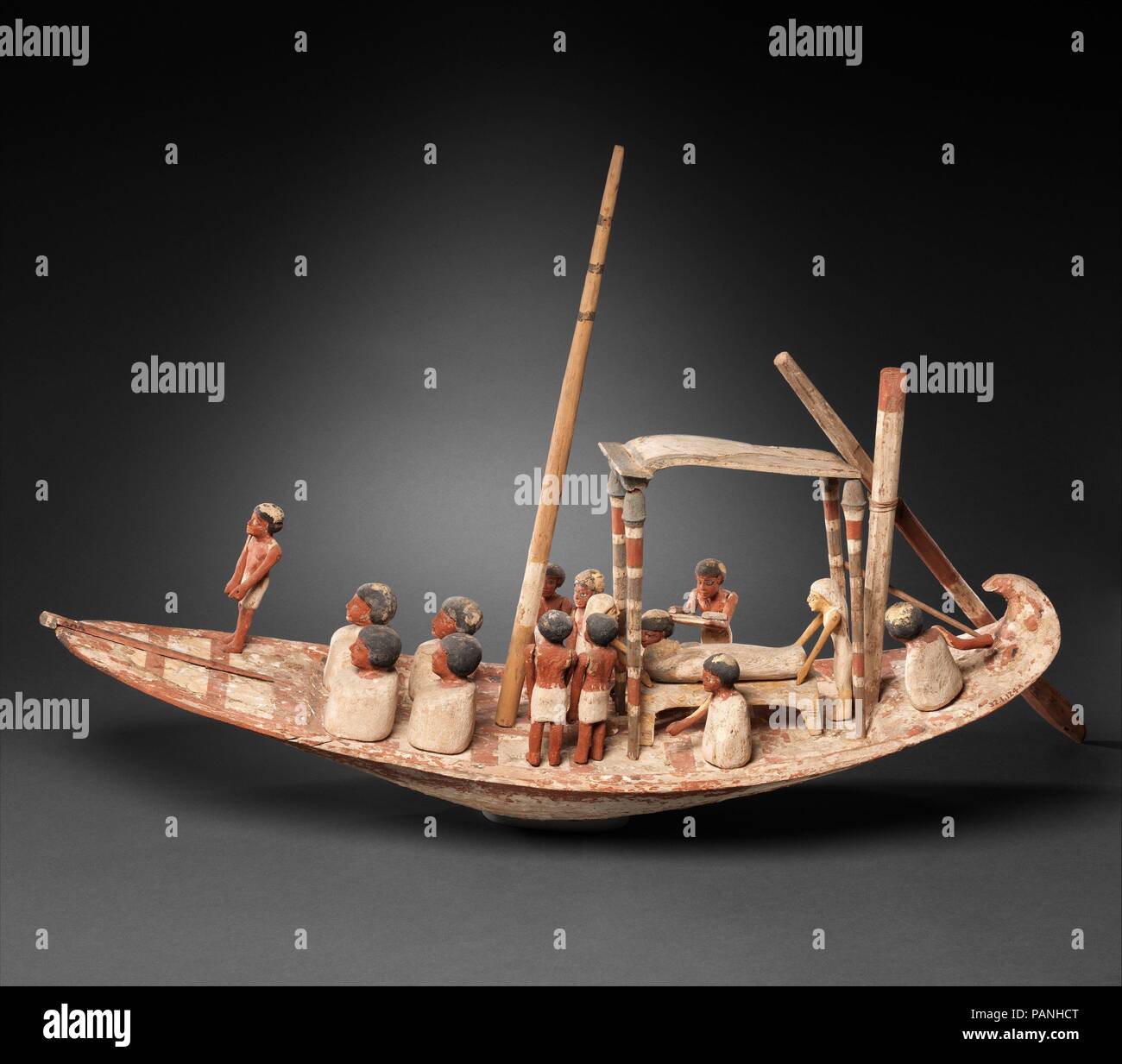 Modell Segelboot Transport einer Mumie. Abmessungen: L 80,6 cm (31 3/4 in.); W. 21,2 cm (8 3/8 in.); H. nach oben von Mast 54 cm (21 1/4 in.) Beam L. 23cm (9 1/16 in.). Dynastie: Dynasty 12. Herrschaft: Amenemhat II, Ende. Datum: Ca. 1900-1885 v. Chr.. Eine Gruppe von Matrosen von der Mast stehend Hebezeuge das Segel (nicht erhalten) für dieses Boot mit einer Mumie auf eine Bahre unter einem Baldachin. Die Mumie wird von zwei Frauen neigten - vielleicht verkörpern die Göttinnen Isis und Nephthys - während ein Priester aus einer Papyrusrolle liest. Vier Männer sitzen Hockte vor dem Mast und Baldachin. Ihre Körperhaltung ist vergleichbar mit der Stockfoto