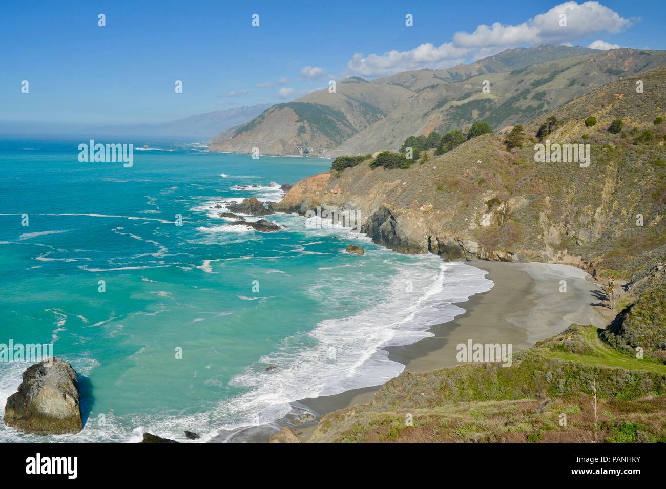 Beliebte Big Sur Küste mit tosende Brandung, steilen Klippen und über kurvenreiche, geschwungene Strecke Highway 1 Kreuzung Bixby Creek Bridge, in Kalifornien, USA. Stockfoto