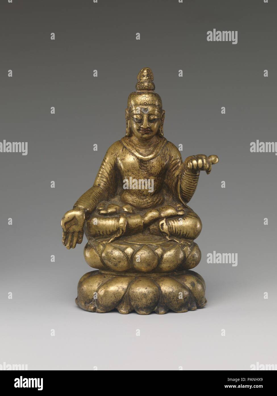 Buddha. Kultur: Indien (Kaschmir). Abmessungen: H.3 7/8x W. 2 1/2 x 1 3/8 in. (9,8 x 6,4 x 3,5 cm). Datum: 7.-8. Jh.. Museum: Metropolitan Museum of Art, New York, USA. Stockfoto