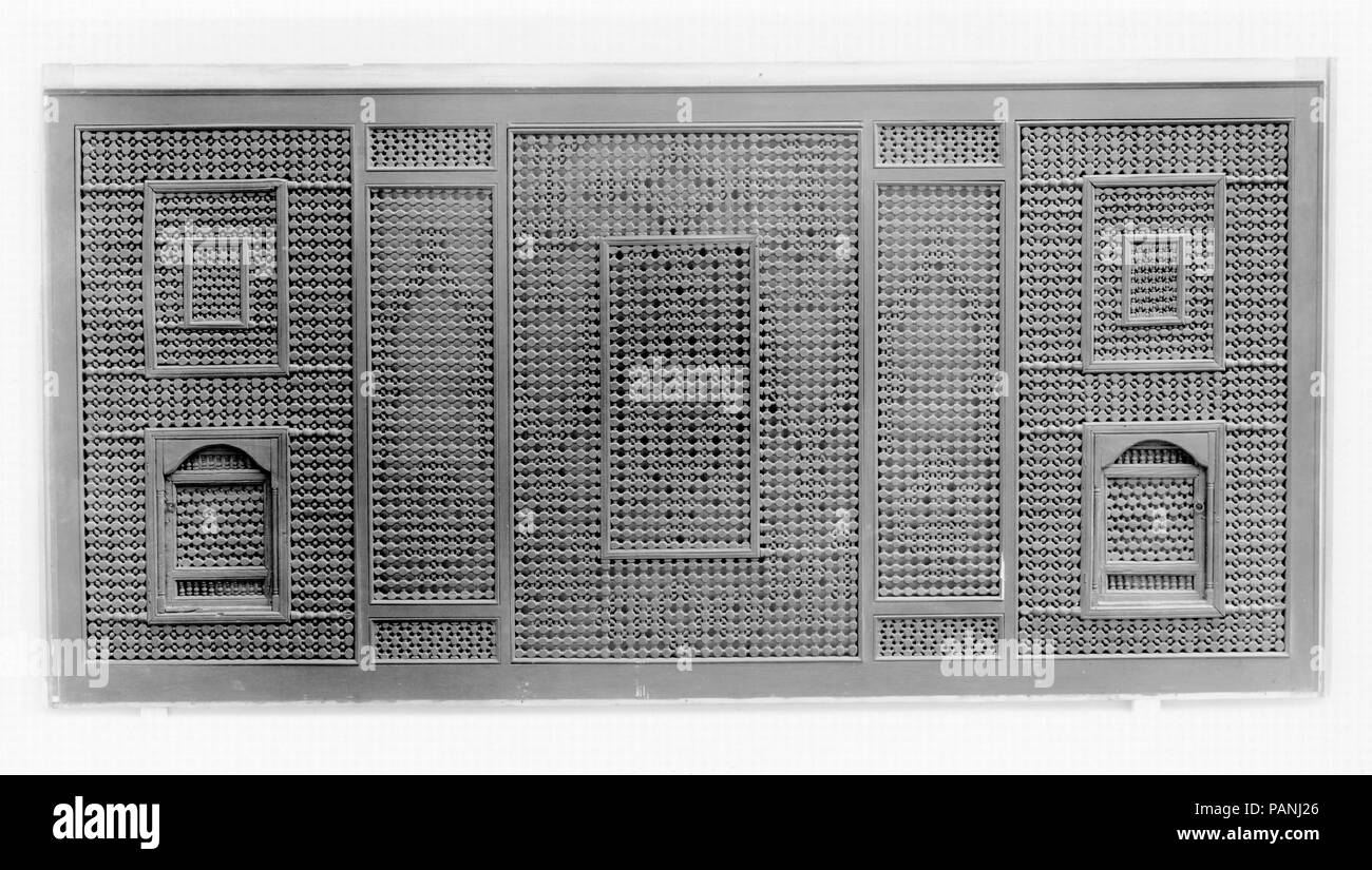 Mashrabiyya Bildschirm. Abmessungen: H.140 in. (355,6 cm) W. 144. (365.8 cm) D.1 1/4 in. (3.2 cm). Datum: 15.-16. Jahrhundert. Holz- Fenster, mashrabiyyas, haben in der Regel kleine Fenster, von dem aus der Beobachter von außen sehen können, ohne gesehen zu werden. Doch mashrabiyyas wurden auch im Inneren des Hauses für den Betrachter in der Lage sein, den Innenhof des Hauses mit Privatsphäre zu beobachten installiert. Diese mashrabiyya Bildschirm enthält die gleiche Art von Windows, die sich auf 11,86 angezeigt. 2 a, b. Museum: Metropolitan Museum of Art, New York, USA. Stockfoto