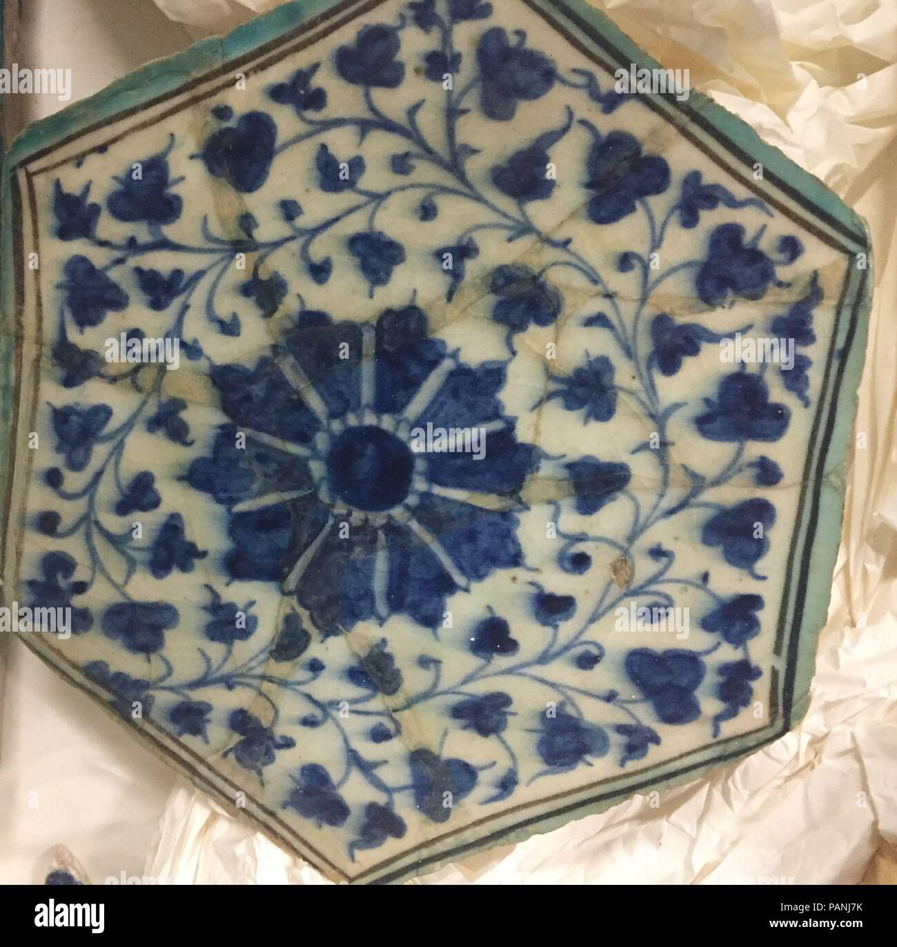 Sechseckige Fliesen. Datum: Erste Hälfte 15. Jahrhundert. Museum: Metropolitan Museum of Art, New York, USA. Stockfoto