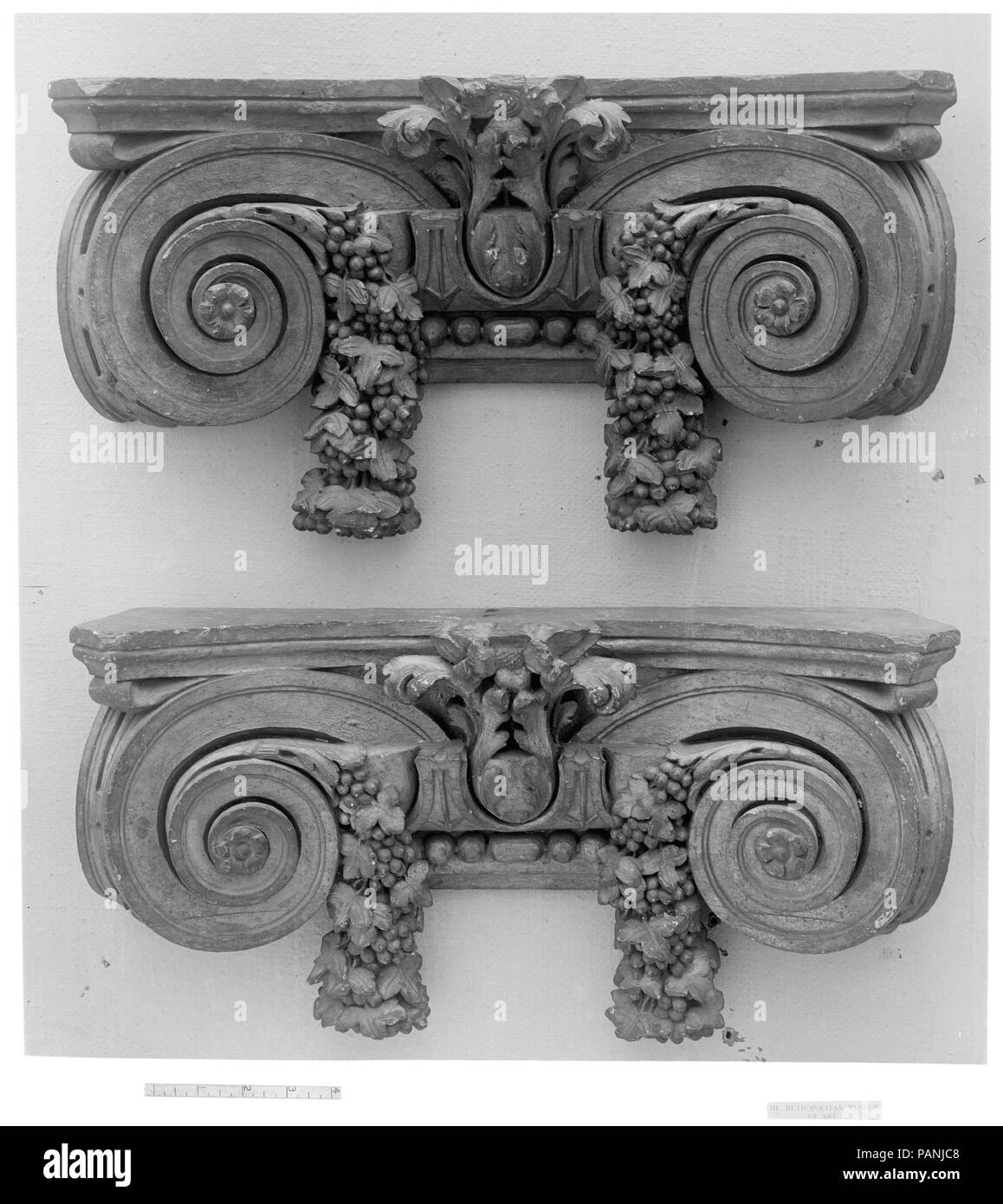 Paar pilaster Kapitelle. Kultur: Französisch. Abmessungen: Insgesamt (jeweils): 9 × 19. (22,9 × 48,3 cm). Datum: 18. Museum: Metropolitan Museum of Art, New York, USA. Stockfoto