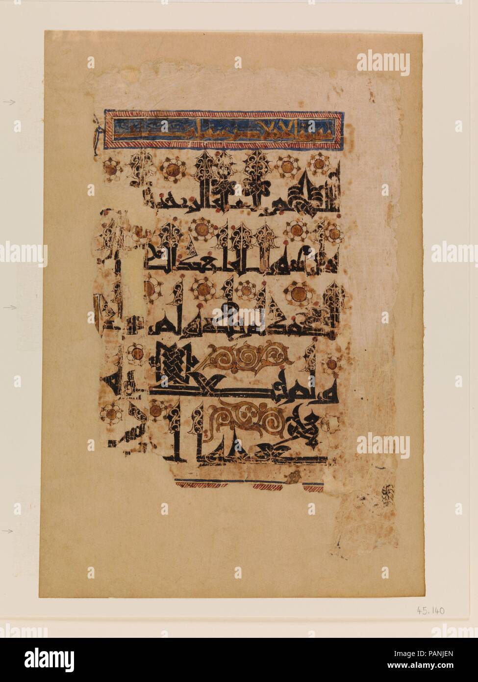 Folio aus der Koran Manuskript in Floriated Script. Abmessungen: H. 9 7/8 in. (25,1 cm) W. 7 1/8 in. (18,1 cm). Datum: 11. Das Manuskript, auf die sich diese Seite einmal gehörte, in floriated "neuen Stils" Skript kopiert, weist eine beeindruckende Bilanz von strenger Disziplin und überschäumender Phantasie. Der kalligraph schiebt die Grenzen des "neuen Stils" Skript durch die Umwandlung des vertikalen Schächten der Buchstaben in geflochtene Designs und Vegetation. Die spielerische Verwendung dieses Skript ist auch in der seldschukischen Architektur Dekoration gesehen. Museum: Metropolitan Museum of Art, New York, USA. Stockfoto