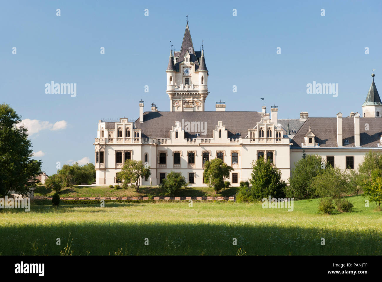 Schloss Grafenegg in Niederösterreich ist das bekannteste Beispiel für romantischen Historismus in Österreich & ist ein beliebtes Touristenziel & Konzertort Stockfoto