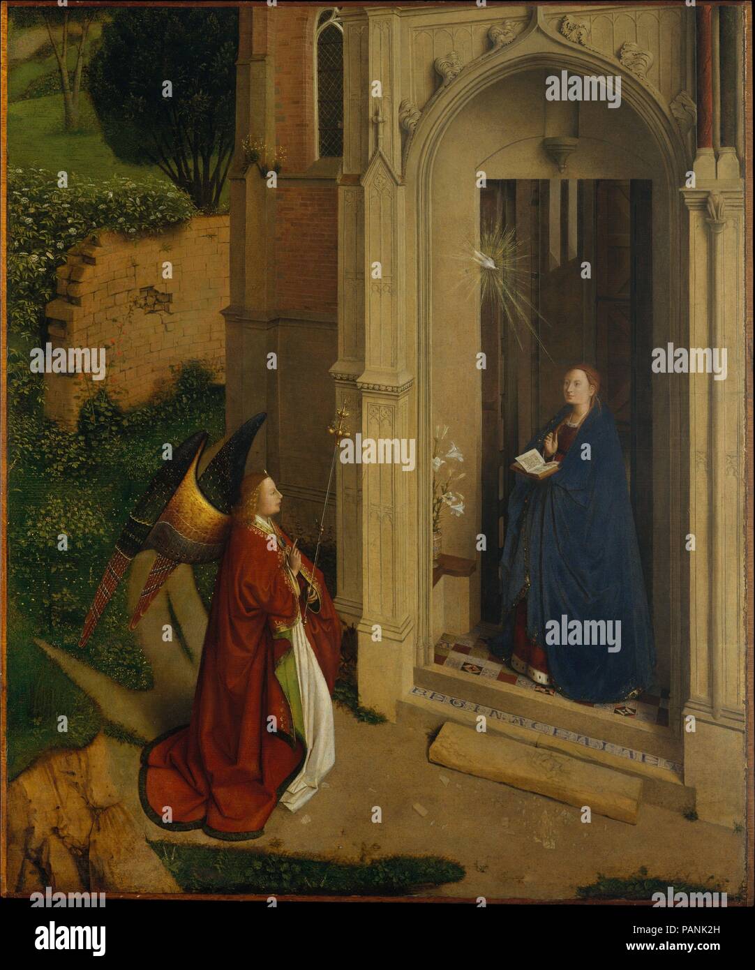 Die Verkündigung. Artist: zurückzuführen auf Petrus Christus (Niederländischen, ganz Baarle-Hertog (Baerle-Duc), aktiv von 1444 - starb 1475/76 Brügge). Abmessungen: 31 x 25 cm. (78,7 x 65,7 cm); Oberfläche lackiert 30 1/2 x 25 1/4 in. (77,5 x 64,1 cm). Datum: Ca. 1450. Diese Verkündigung ist außergewöhnlich für seine Vogelperspektive und Außenbereichen. In der Tür einer Kirche geschützt und von Gabriel begrüßt, ist Maria nicht nur als Empfänger der Nachricht von der Menschwerdung, sondern auch als die Verkörperung der Kirche (Ecclesia <i></i>). Die Architektur, das ist Teil der Romanischen (rechts) und Stockfoto