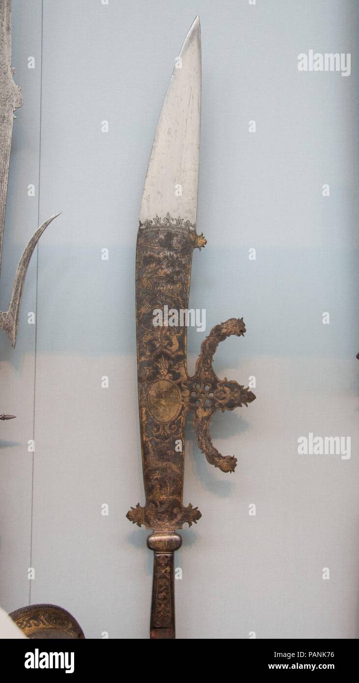 Glaive. Kultur: Italienisch. Abmessungen: L 101 cm. (258.45 cm); L. von Kopf (ohne Träger) 34 1/8 in. (86.66 cm); größte W. 6 1/2 in. (16,51 cm); Wt. 7 lb. 4 oz. (3289 g). Datum: Ca. 1600-1650. Museum: Metropolitan Museum of Art, New York, USA. Stockfoto