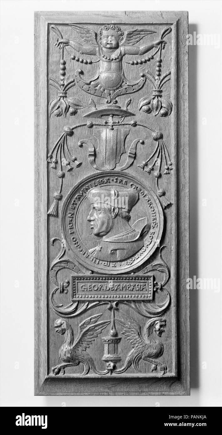 Panel (Teil eines Satzes). Kultur: Französisch. Abmessungen: 23 x 9 1/2 in. (58,4 x 24,1 cm). Teekocher: Handwerker betreut von Nicolas Castille (1503-21). Datum: Ca. 1510. Dekorationen die Paneele, die Putti holding Wappen oder Strings von Perlen, floral blättert, Masken und Fabelwesen, der Französischen Anpassungen der italienischen Motiven aus druckt und anderen Quellen entsprechen. Die Porträts stellen die Spender, Georges d'Amboise (1460-1510), in Hut und Mantel und seinen Kardinal Louis XII (1462-1515; 1498-1515) regiert von einem Kranz umgeben von einem Stachelschwein überstiegen, ein Symbol der Stockfoto