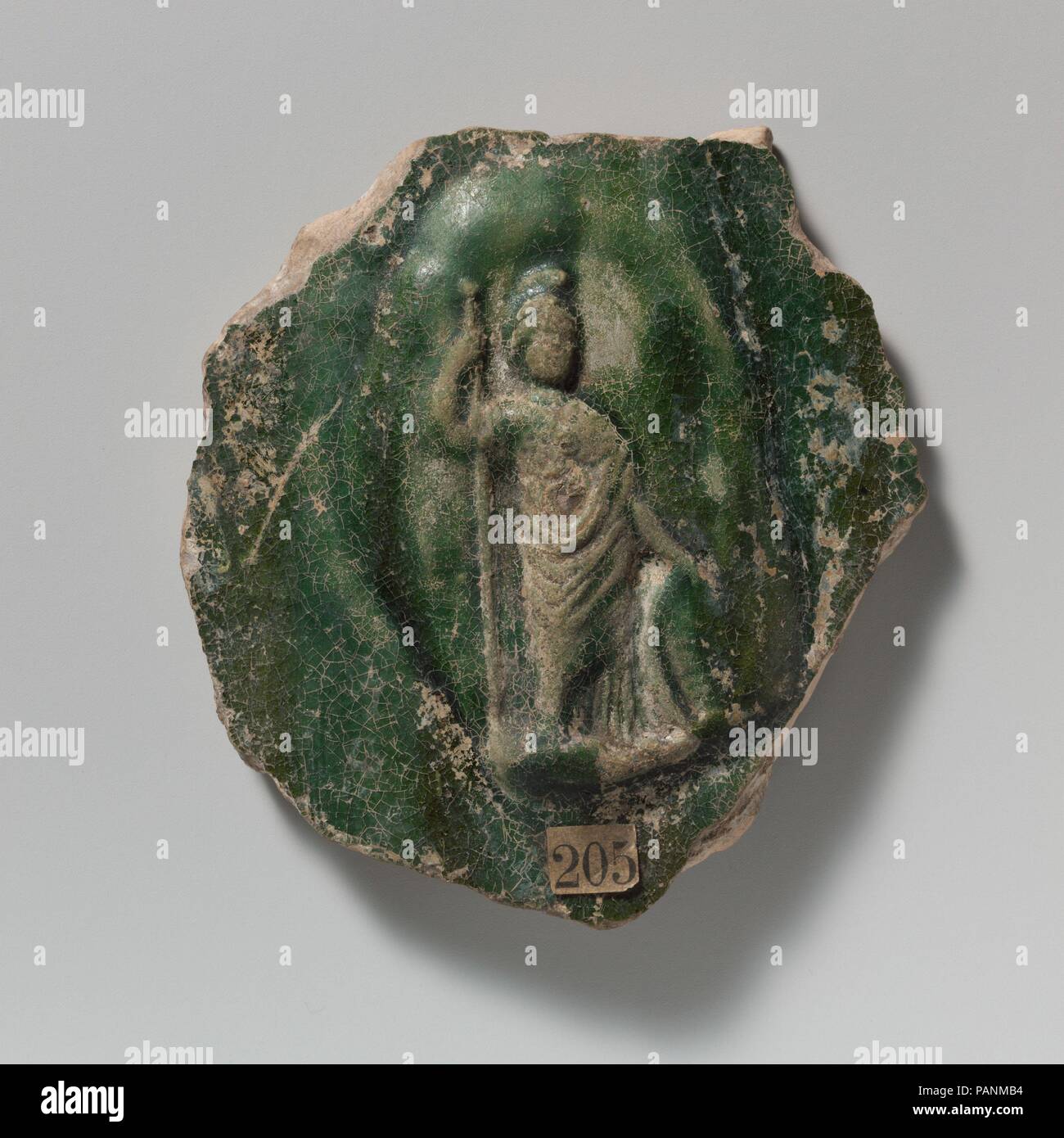 Terrakotta vase Fragment mit Entlastung der Minerva. Kultur: Roman. Abmessungen: Breite 3 cm. (8,9Cm). Datum: 1. Jh. N.CHR.. Grün emailliert Fragment; Athena stehend mit Helm, Schild und Speer. Museum: Metropolitan Museum of Art, New York, USA. Stockfoto