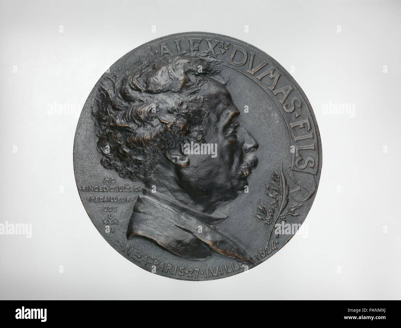 Alexandre Dumas fils (1824-1895). Kultur: Französisch. Abmessungen: Durchmesser (bestätigt): 7. (17,8 cm). Schöpfer: Medaillenträger: Jean-Désiré Ringel d'Illzach (Elsass Straßburg 1847-1916). Datum: 1885. Dieses Portrait Medaillon von Alexander Dumas fils (1824-1895) hat viel feinere Details, insbesondere im Haar und Ornament, als eine ähnliche Version, die Sammlung des Museums im Jahr 1909 (09.190). Die Met hat vier andere portrait Medaillons vom Französischen Medaillenträger Jean-Désiré Ringel d'Illzach. Museum: Metropolitan Museum of Art, New York, USA. Stockfoto