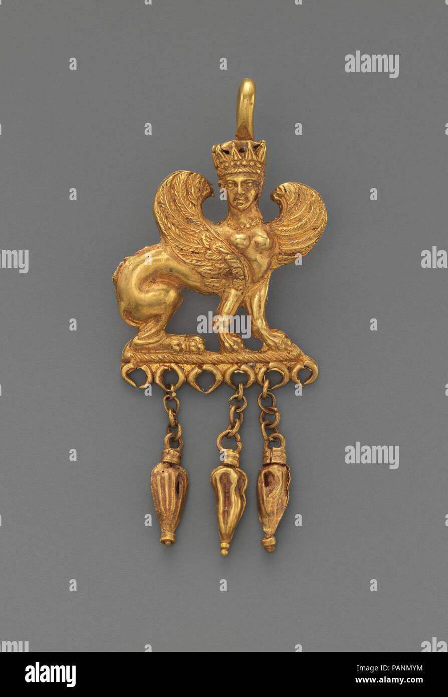 Gold Ohrring mit einer Sphinx. Kultur: Griechisch. Abmessungen: Insgesamt: 2 3/4 x 1 3/16 in. (7 x 3 cm). Datum: 4.-3.Jh. v. Chr.. Die Sphinx und ihre Basis, einschließlich der sechs Loops, sind in einem Stück in repoussé und Jagen modelliert. Museum: Metropolitan Museum of Art, New York, USA. Stockfoto