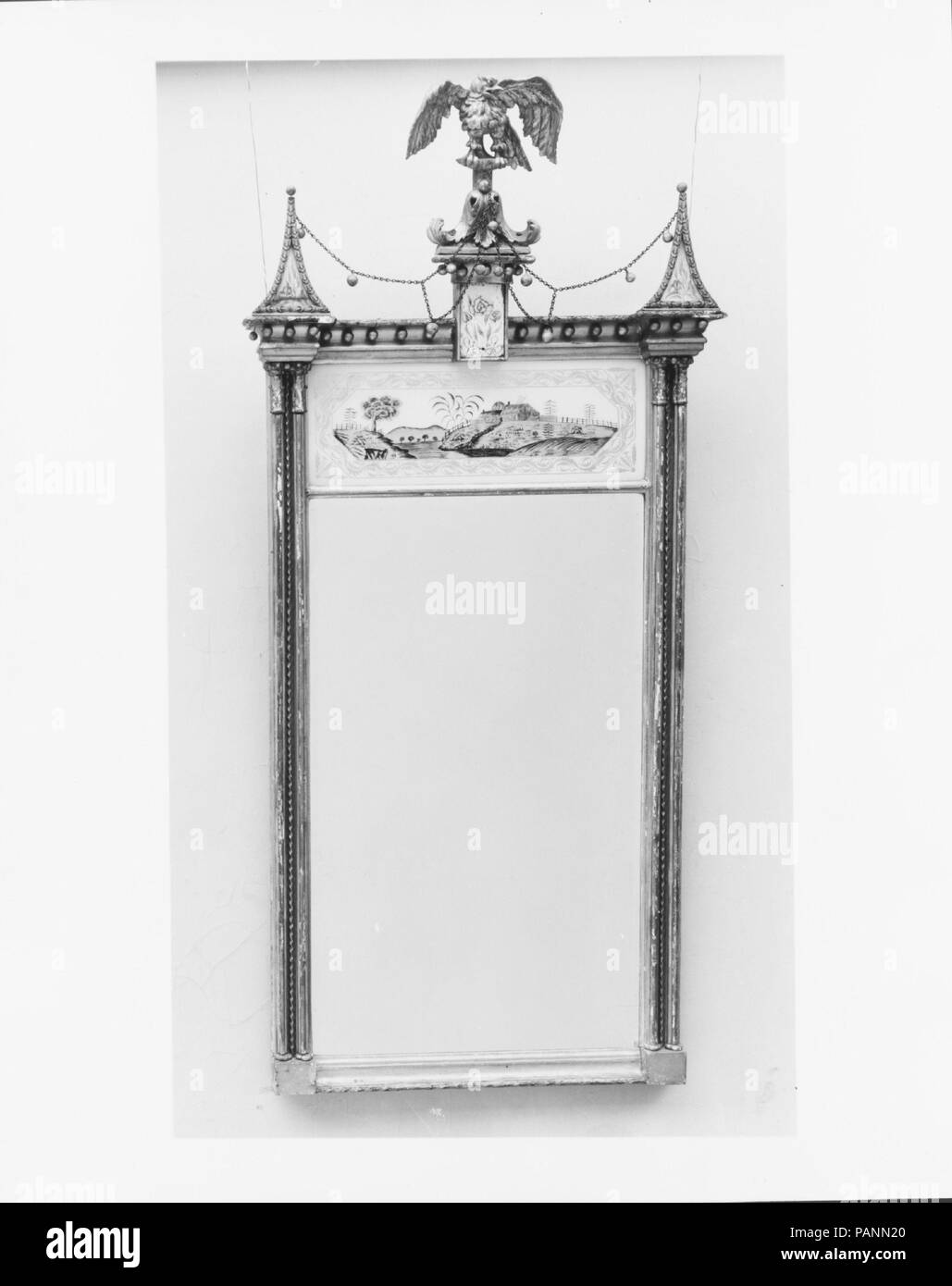 Pier Glas. Kultur: American. Abmessungen: 67 x 31 in. (170,2 x 78,7 cm). Datum: 1800-1820. Museum: Metropolitan Museum of Art, New York, USA. Stockfoto