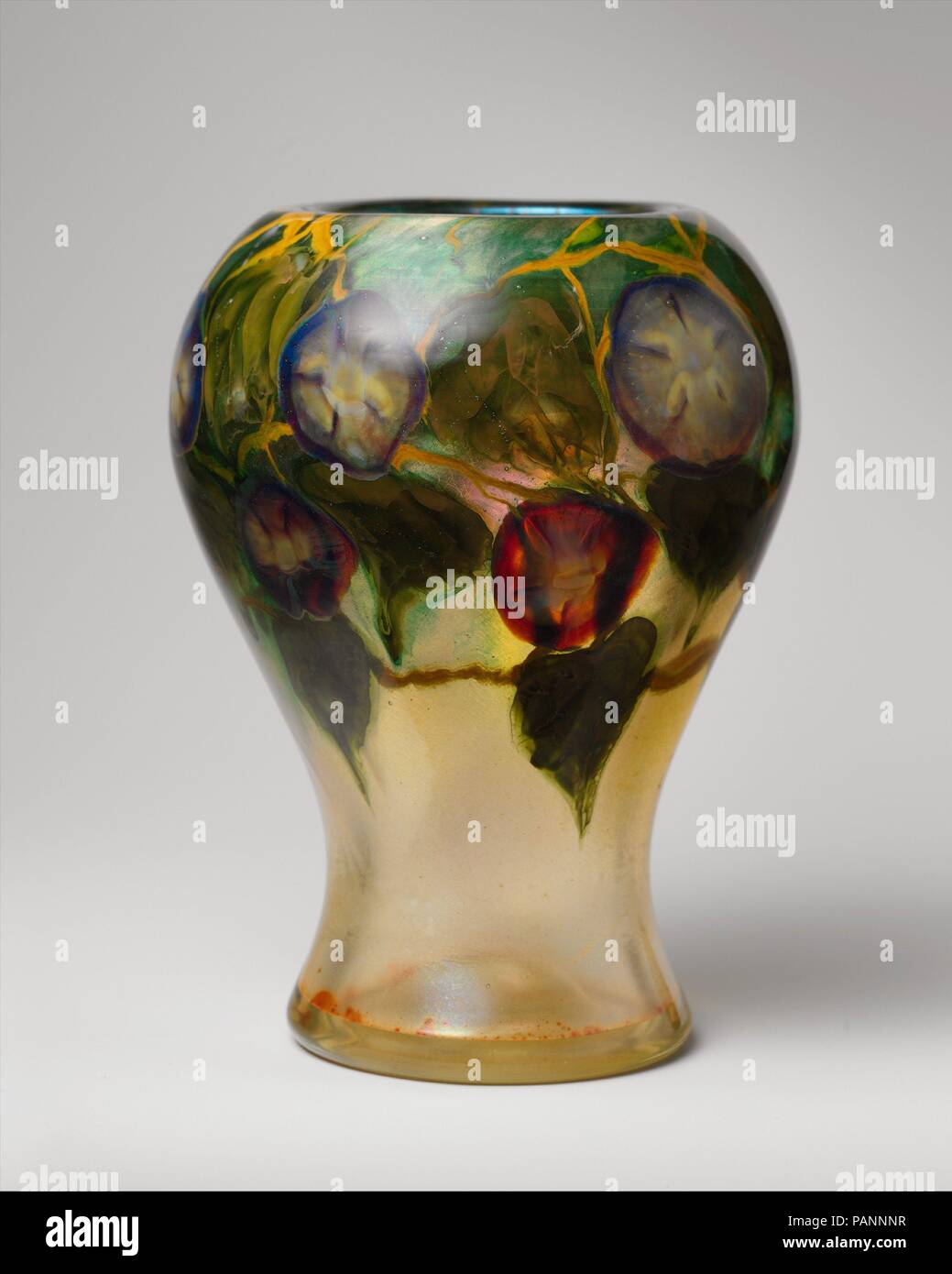 Vase. Kultur: American. Designer: Das von Louis Comfort Tiffany (American, New York 1848-1933 New York). Abmessungen: 6 5/8 x 4 7/8 in. (16,8 cm). Teekocher: Tiffany Öfen. Datum: Ca. 1913. Dieses Objekt gehört zu einer Gruppe von Glas Gefäße und Emaille container Louis Comfort Tiffany, das Museum im Jahre 1925 verliehen, die zu einem späteren Zeitpunkt das Museum durch die Tiffany-Stiftung im Jahr 1951 (51.121.1-.44). Tiffany ursprünglich wählte diese Gruppe von Objekten Beispiele für Form, Technik zu zeigen, und die Farbe, die nicht im 1896 Havemeyer Geschenk (96.17., 9 - 56) vertreten waren. Die Markierung an der Unterseite der v Stockfoto