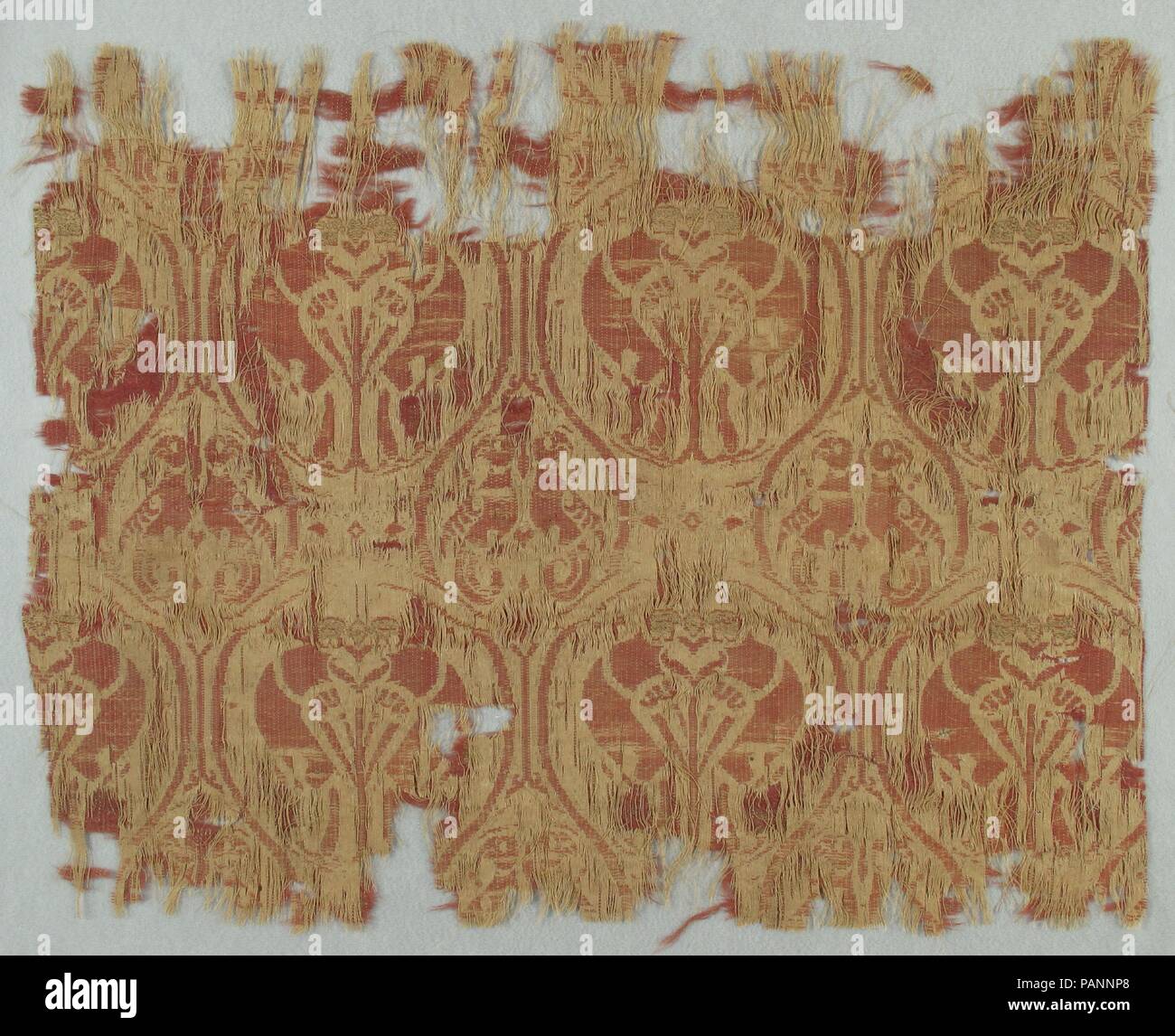 Textil mit Brokat. Kultur: Spanisch. Abmessungen: Insgesamt: 6 1/2 x 8 1/4 in. (16,5 × 21 cm). Datum: Ca. 1200. Museum: Metropolitan Museum of Art, New York, USA. Stockfoto