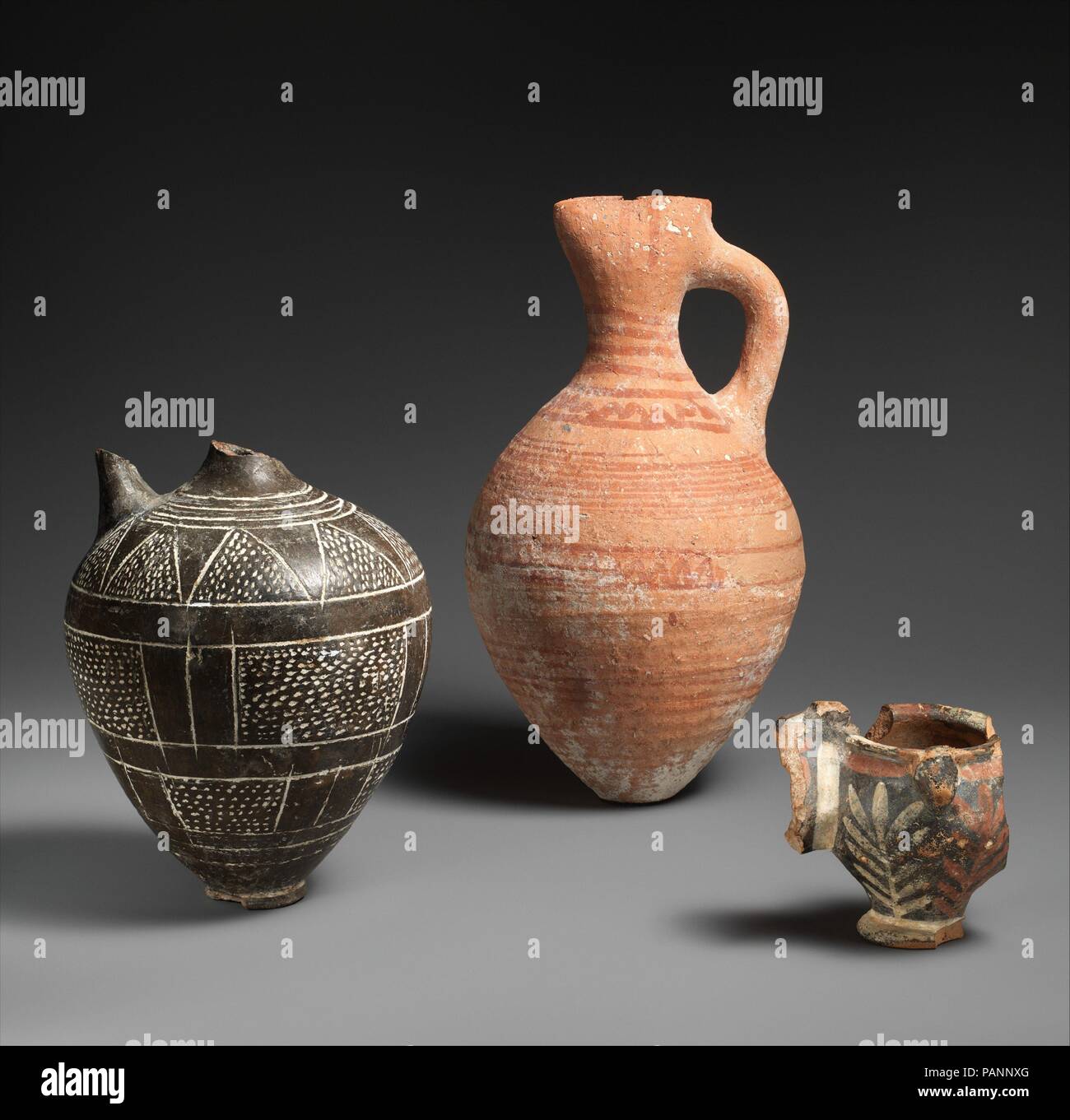 Tell el-Yahudiya juglet. Abmessungen: H.15 cm (5 7/8 in.); Durchm. 11 cm (4 5/16 in.). Dynastie: Dynasty 13. Datum: Ca. 1802-1640 v. Chr.. Der Name für diese Art von Keramik ist von der Website in den südöstlichen Delta, wo W. M. Flinders Petrie zuerst gefunden Beispiele abgeleitet. Die Ware wurde wahrscheinlich zunächst in der Levante produziert. Weit nachgeahmt, es wurde überall in den östlichen Mittelmeerraum, Ägypten, und in Nubien verteilt. Museum: Metropolitan Museum of Art, New York, USA. Stockfoto